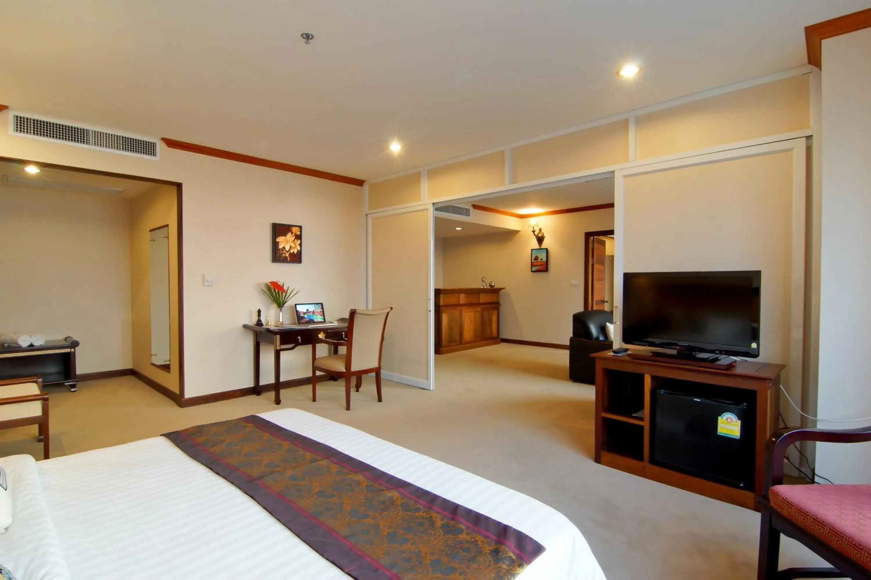 Living room, Bed in Champasak Grand Hotel
