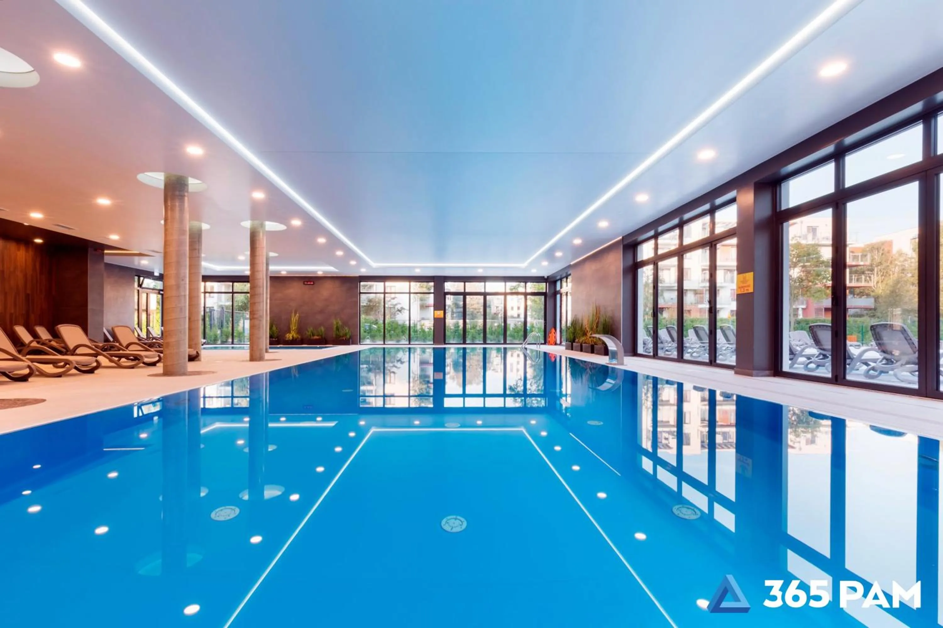 Swimming pool in 365PAM - Apartament z BASENEM Polanki Park