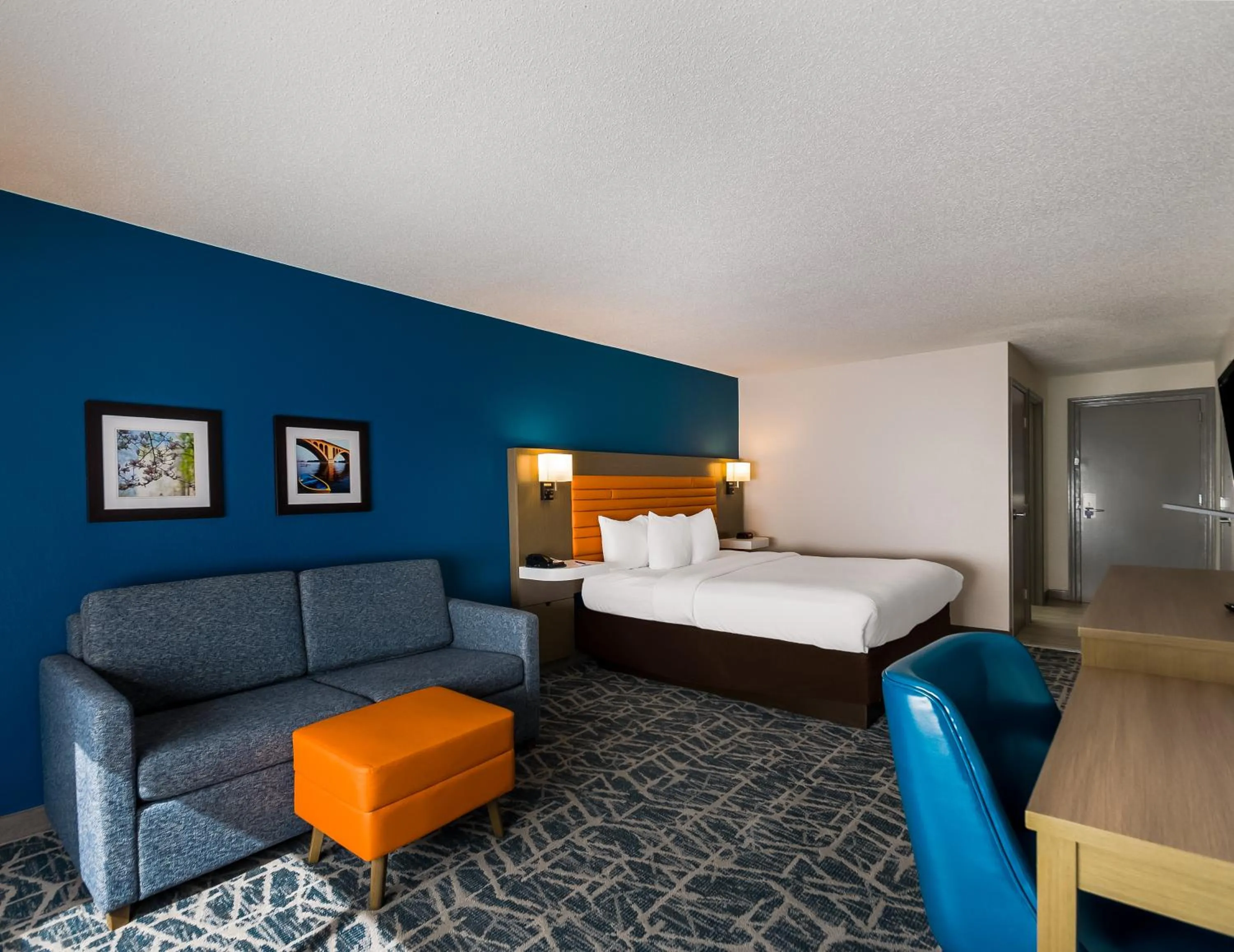 Photo of the whole room, Bed in Comfort Inn Falls Church - Tysons Corner
