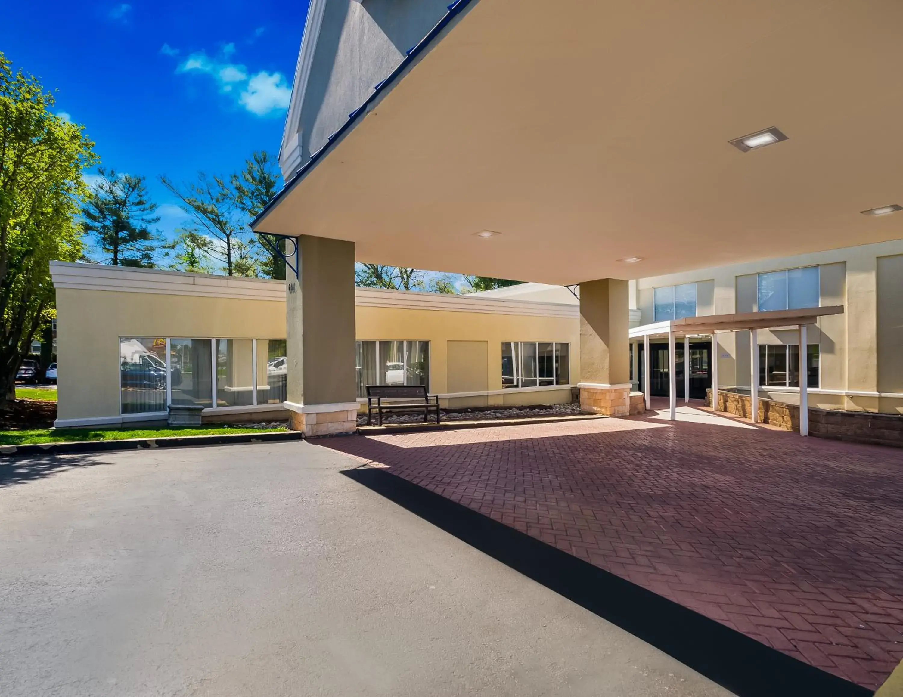 Facade/entrance in Comfort Inn Falls Church - Tysons Corner Facade/entrance in Comfort Inn Falls Church - Tysons Corner
