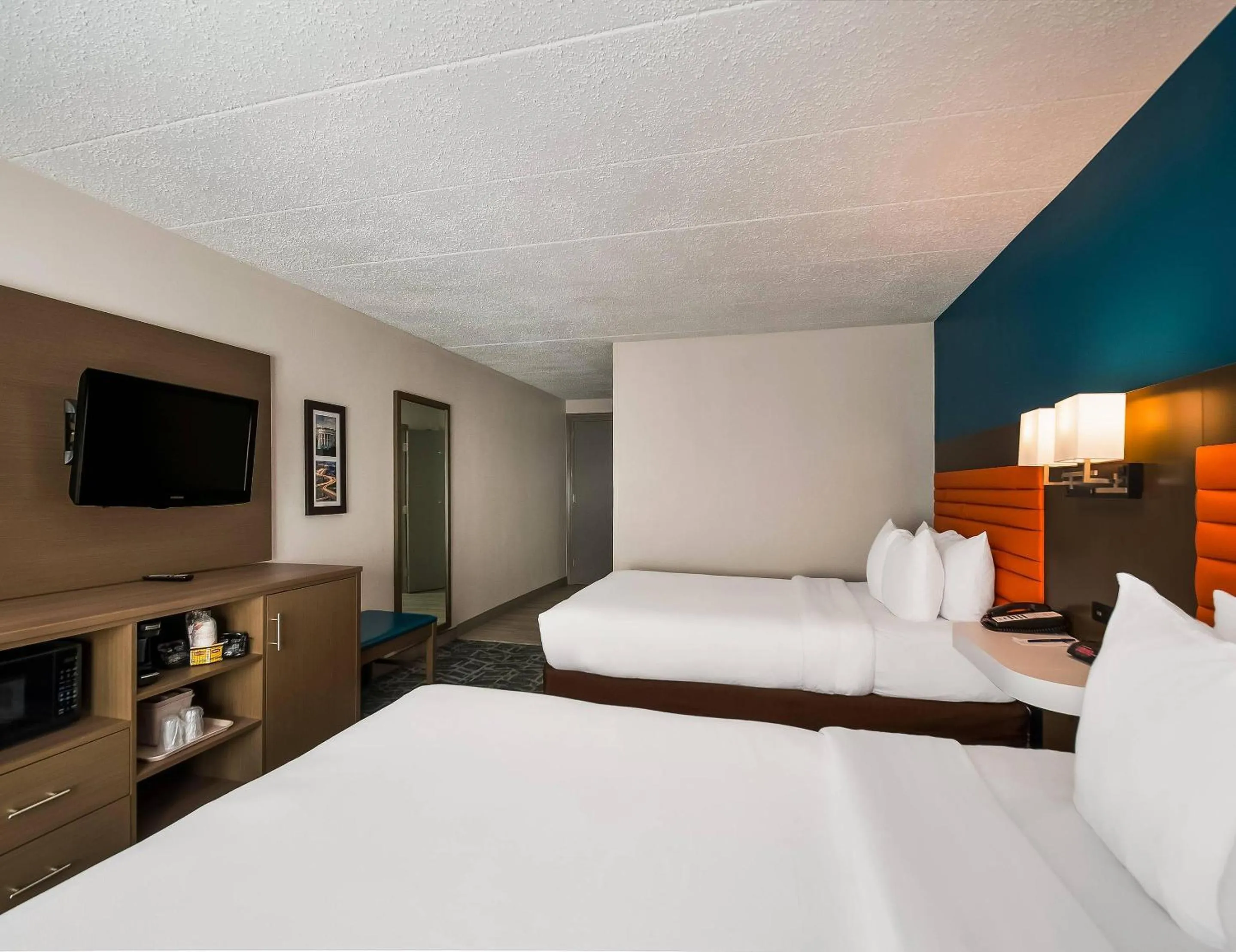 Bedroom, Bed in Comfort Inn Falls Church - Tysons Corner
