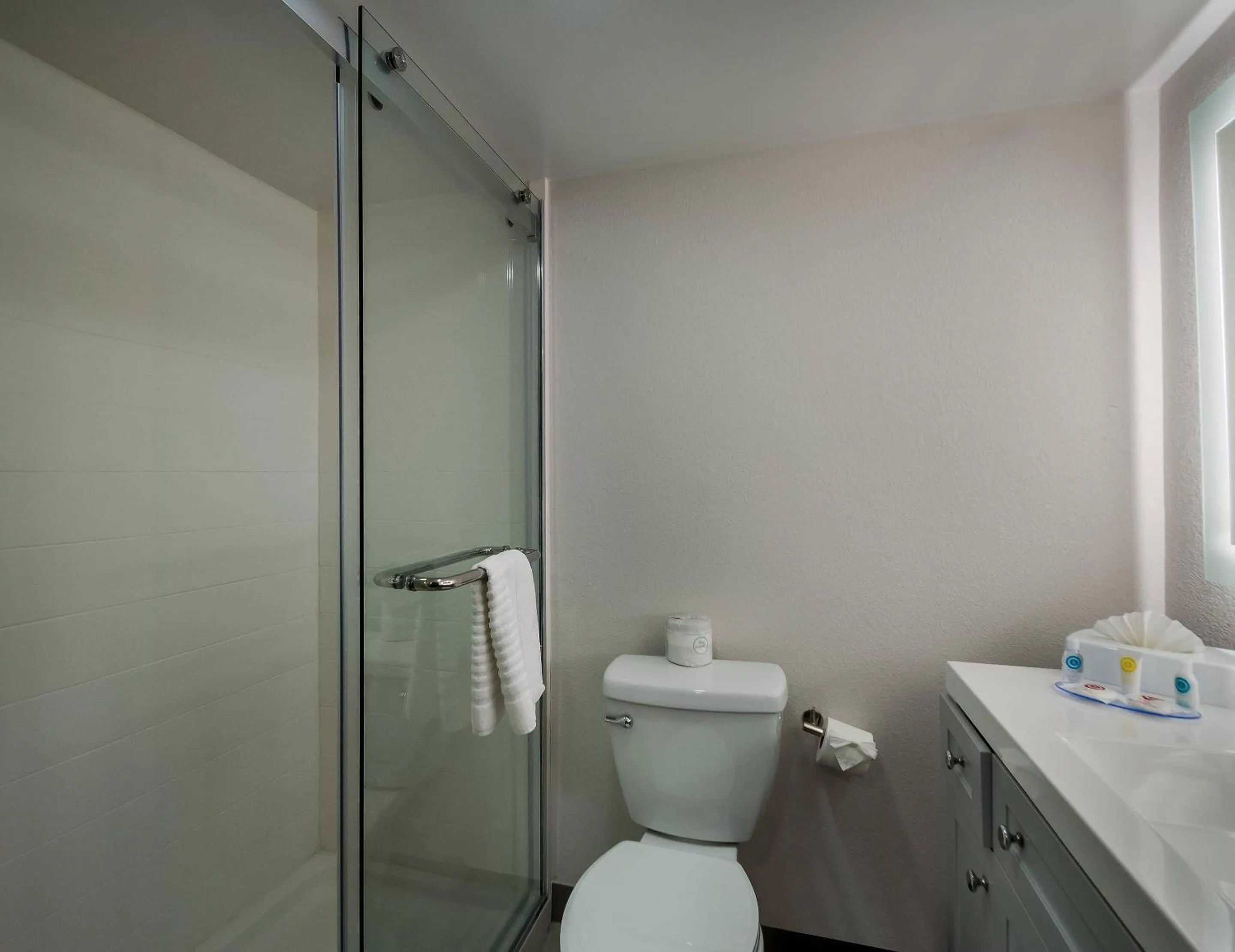 Bedroom in Comfort Inn Falls Church - Tysons Corner