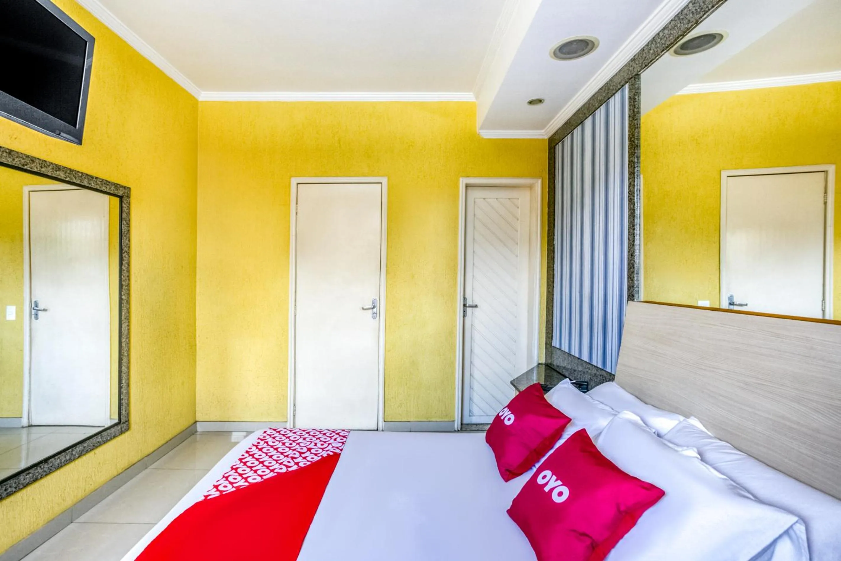 Bedroom in OYO Nobs Hotel, São João de Meriti