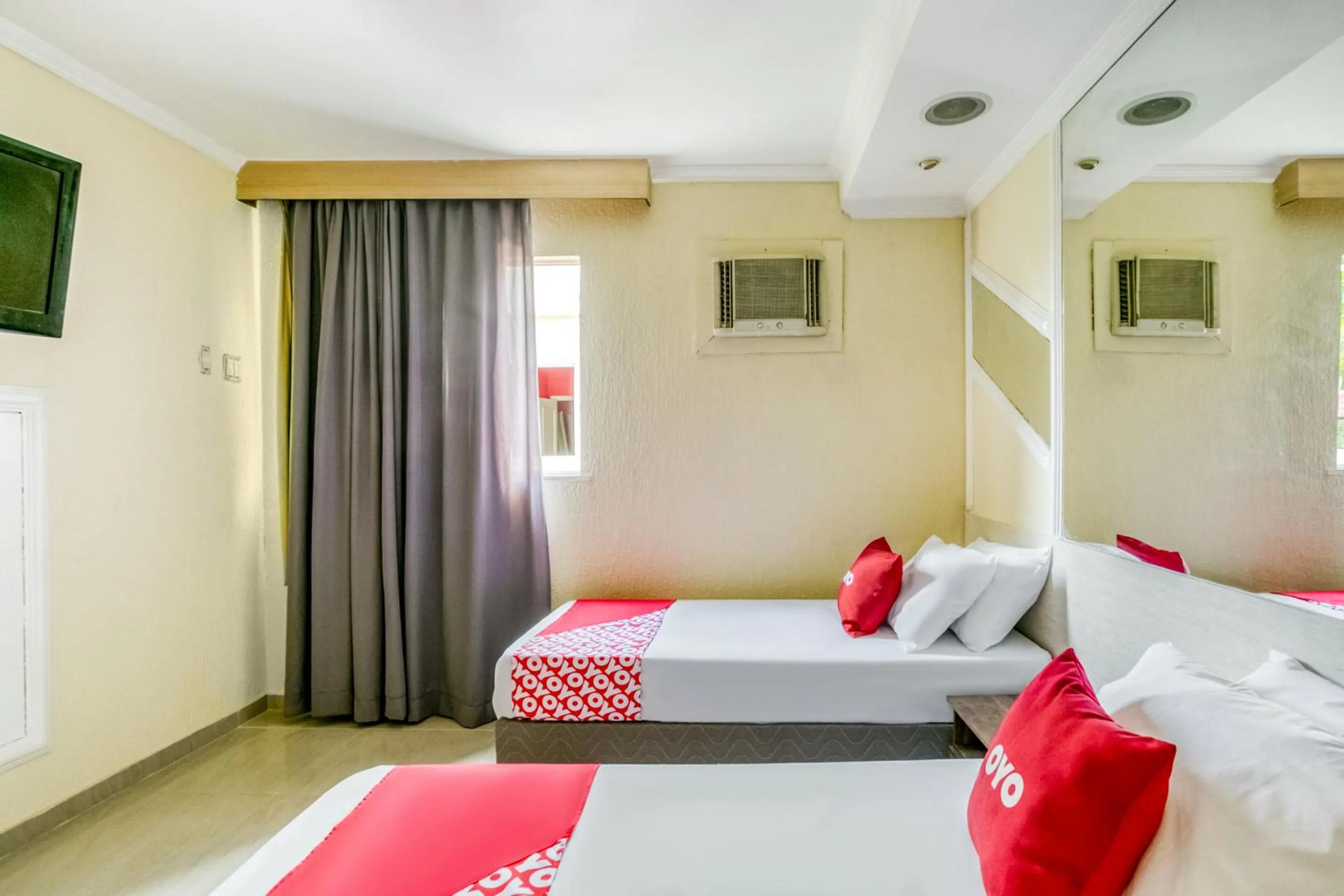 Photo of the whole room in OYO Nobs Hotel, São João de Meriti