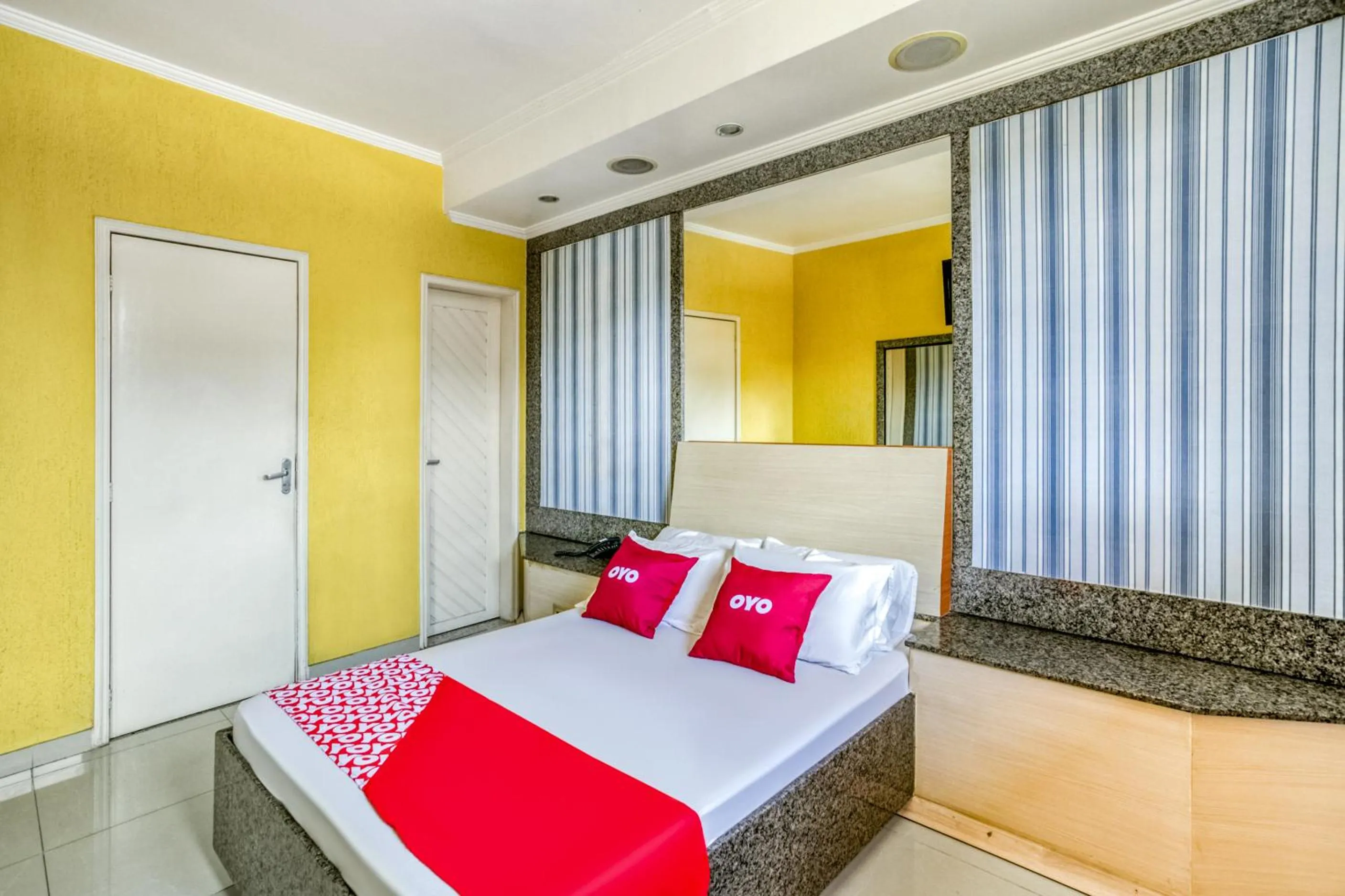 Bedroom in OYO Nobs Hotel, São João de Meriti