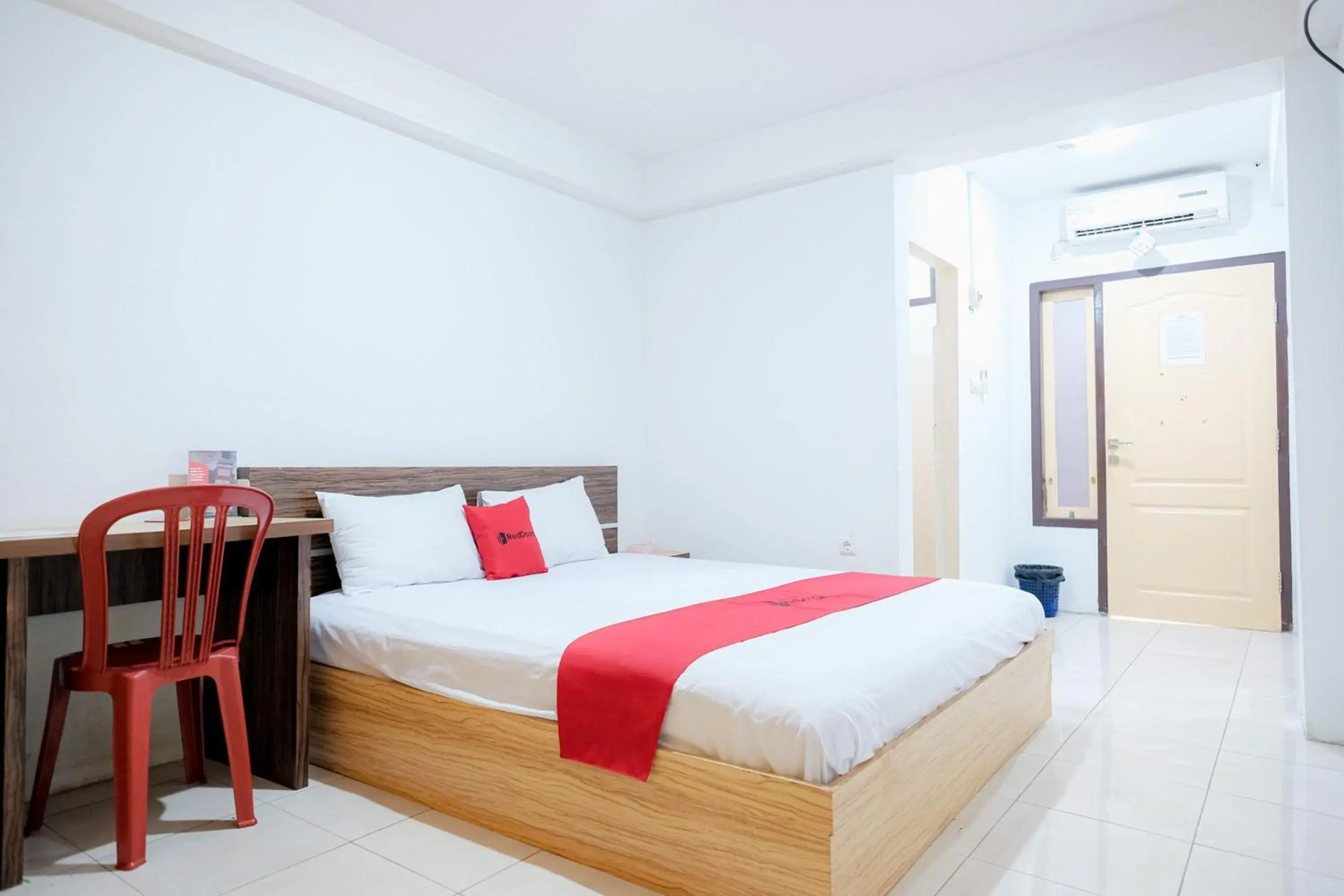 Bedroom, Bed in RedDoorz near Tugu Pers Jambi Bedroom, Bed in RedDoorz near Tugu Pers Jambi