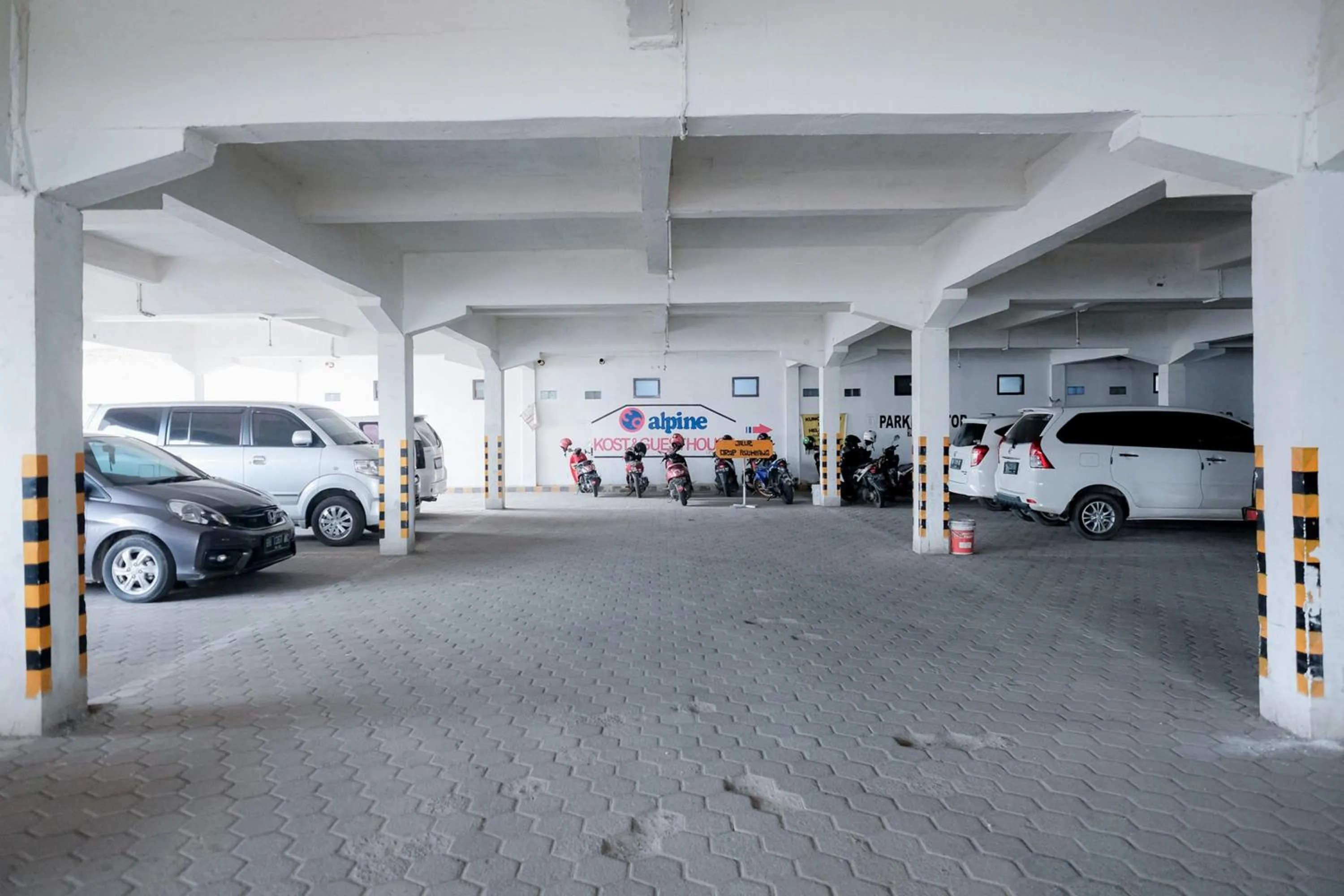 Parking in RedDoorz near Tugu Pers Jambi