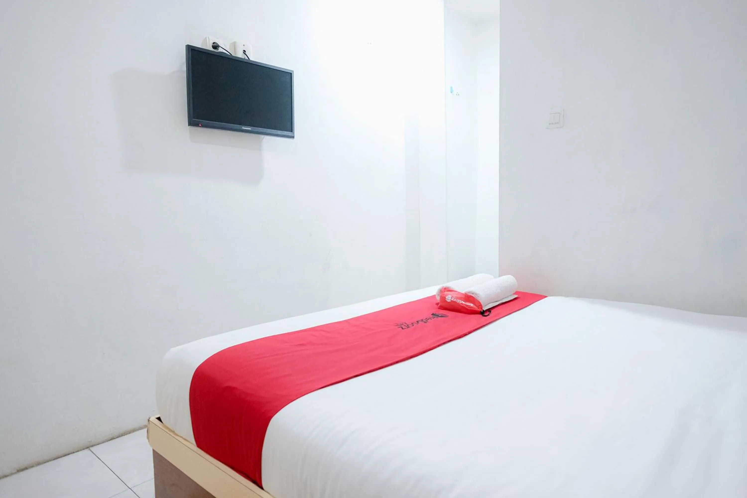 Bedroom, Bed in RedDoorz near Tugu Pers Jambi