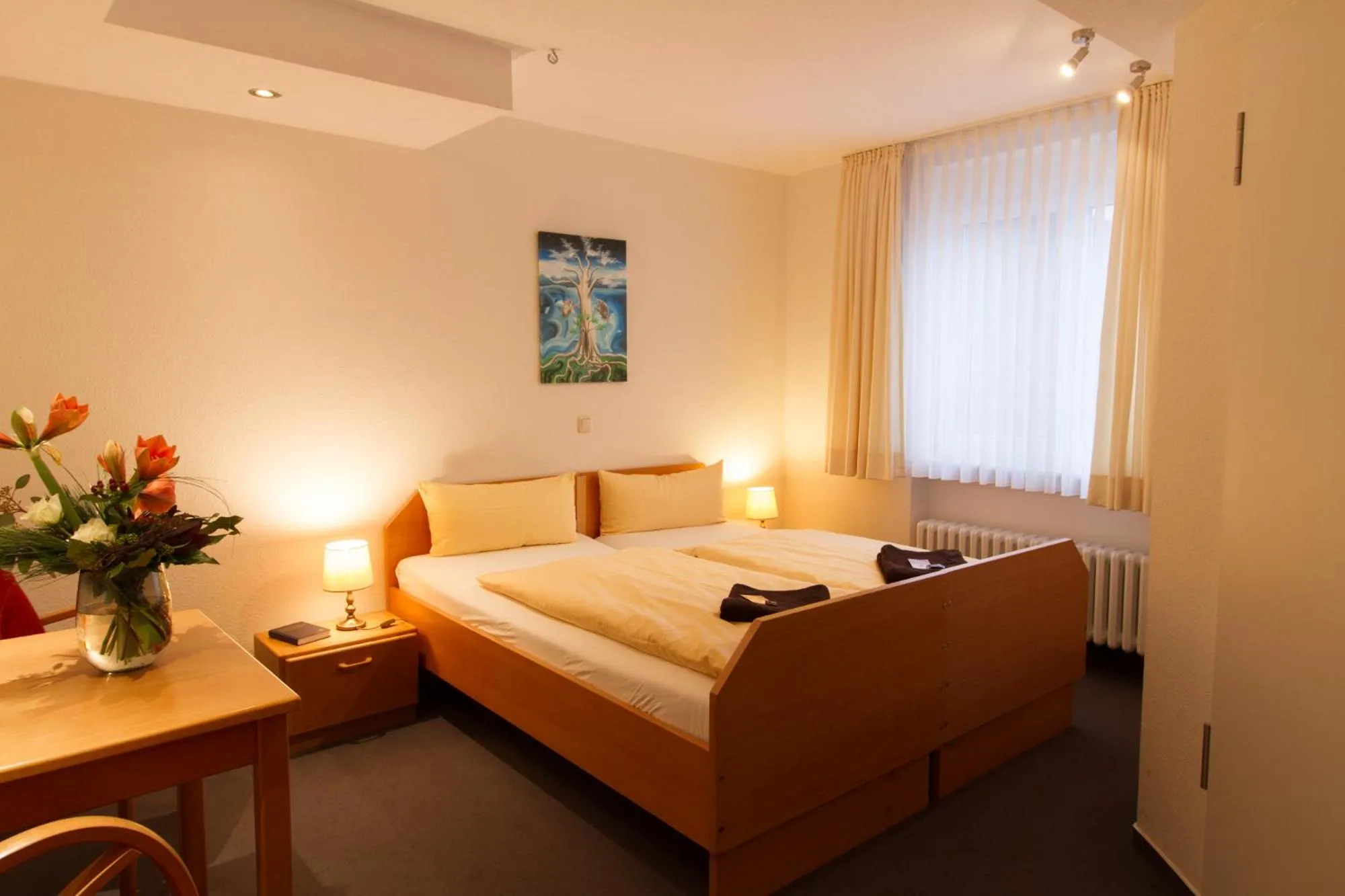 Photo of the whole room, Bed in Krelinger Freizeit- und Tagungszentrum