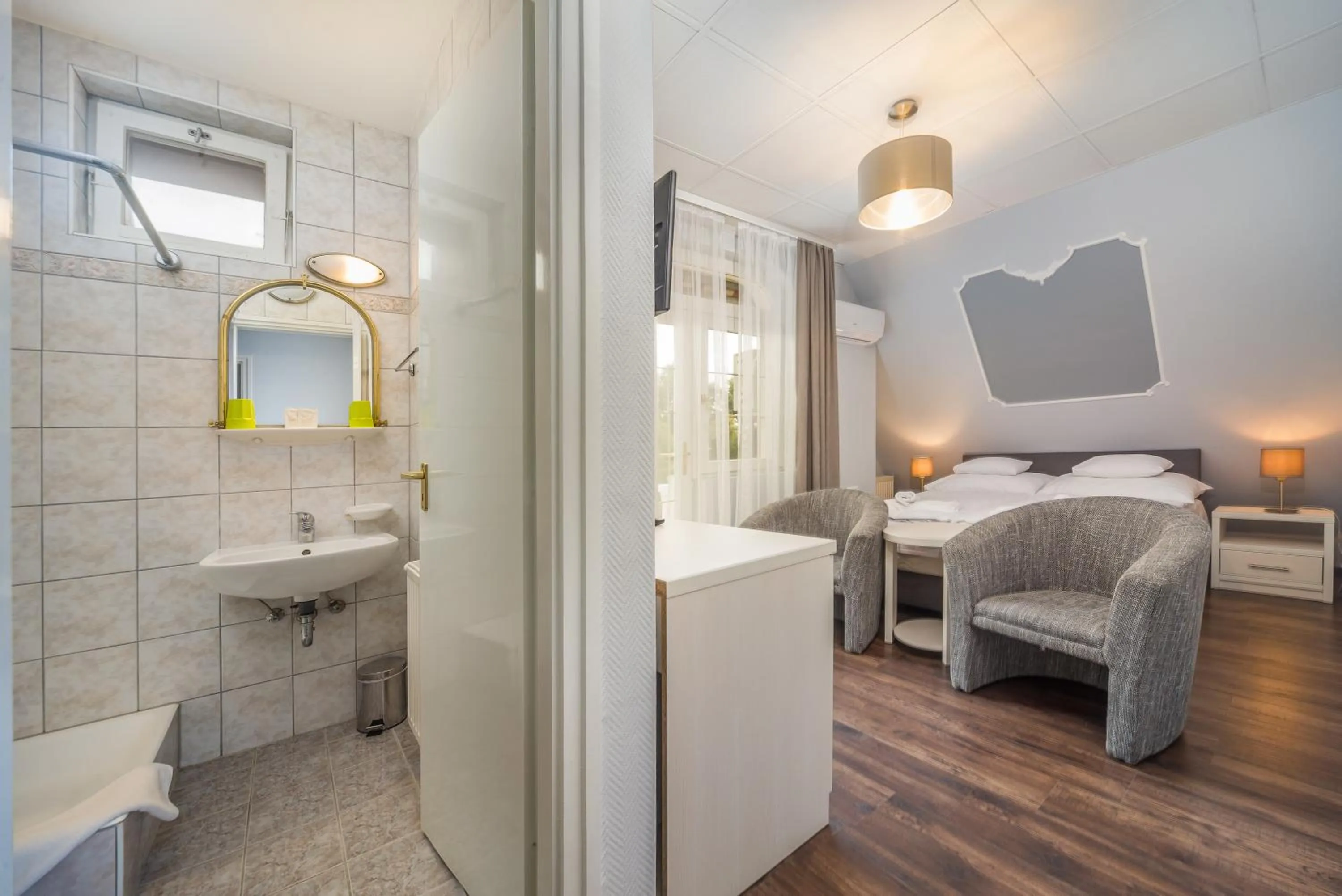 Shower, Bed in Tokajer Wellness Panzió