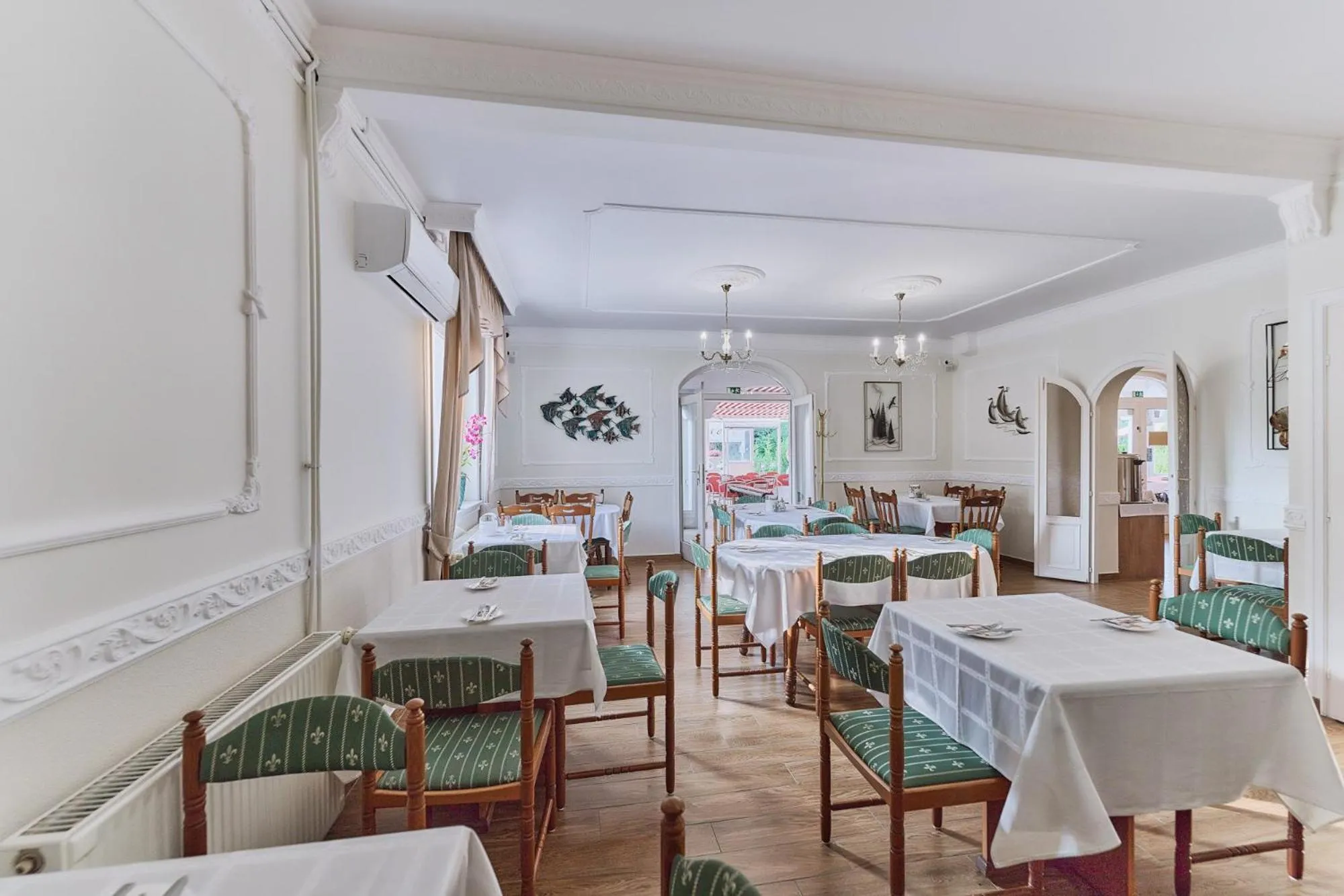 Restaurant/places to eat in Tokajer Wellness Panzió