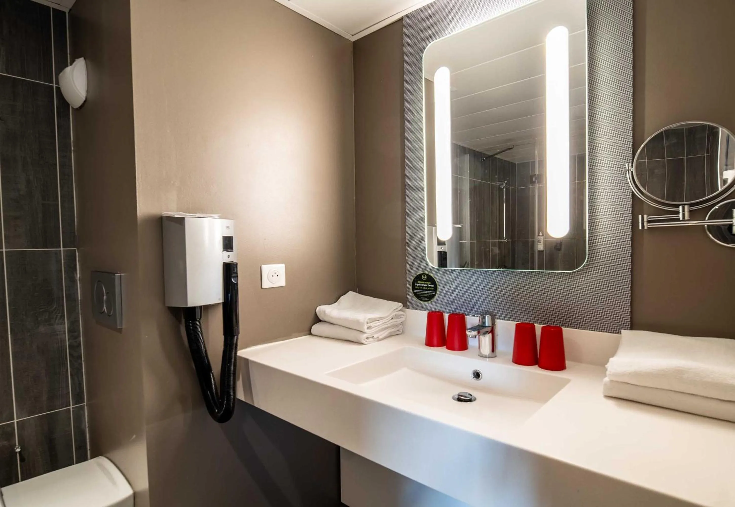 Shower in ibis Limoges Nord