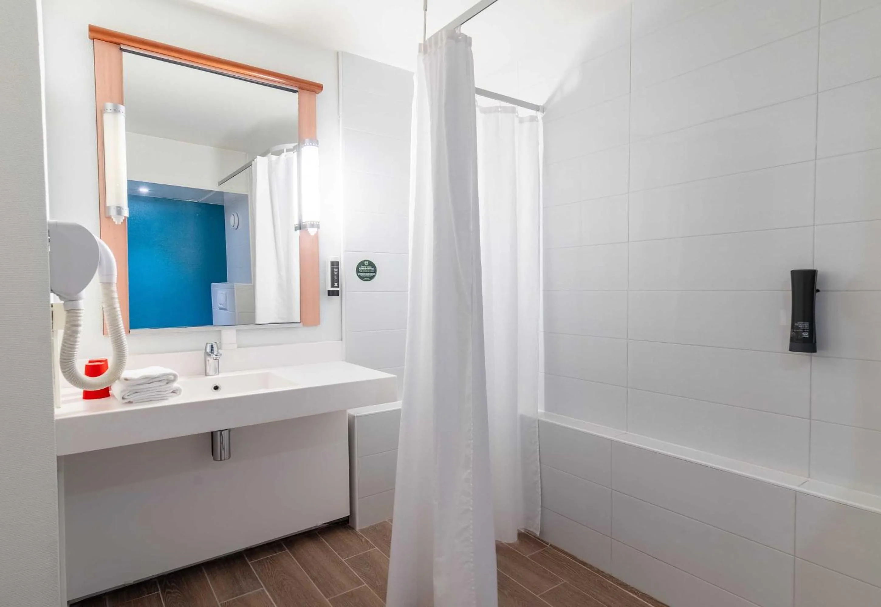Shower in ibis Limoges Nord
