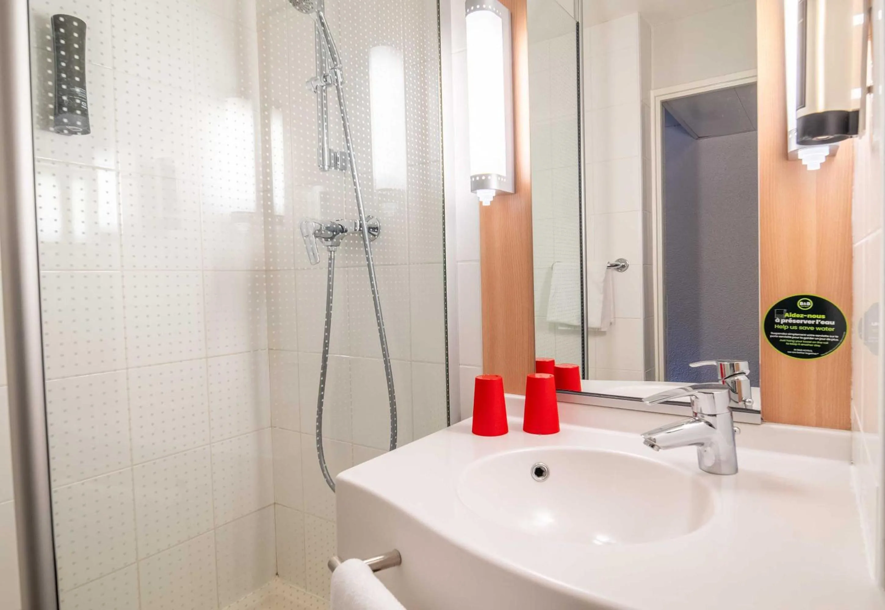 Bathroom in ibis Limoges Nord