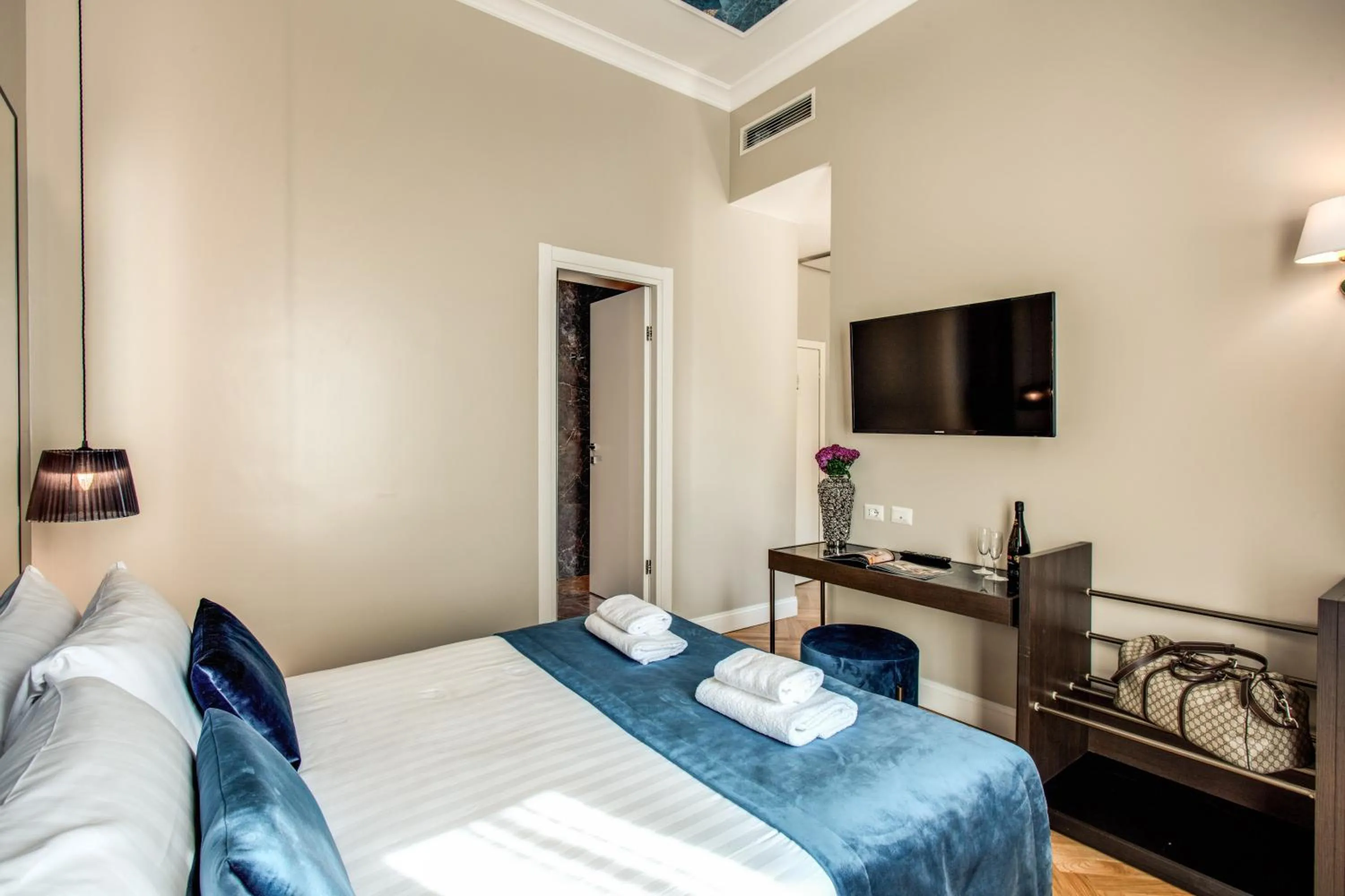 Bed in Hotel 55 Fifty-Five - Maison d'Art Collection