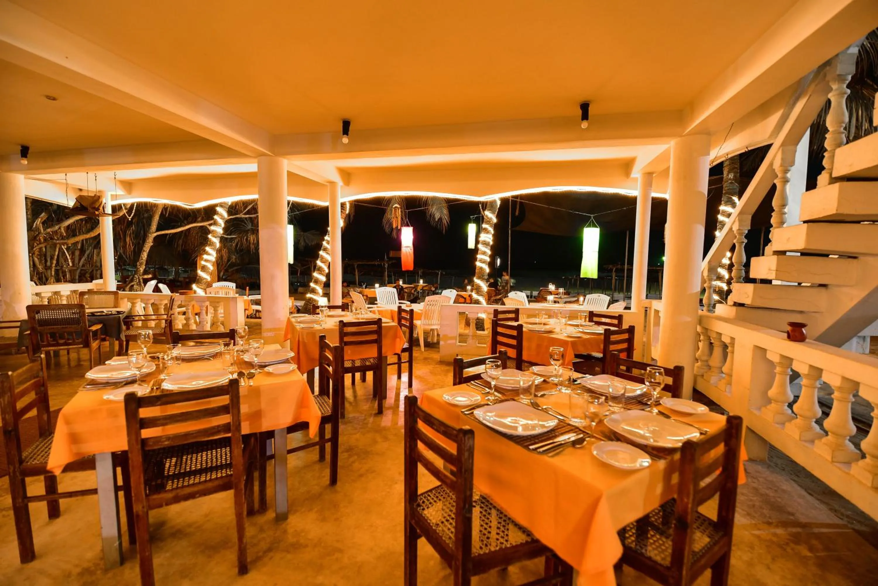 Restaurant/places to eat in International Beach Hotel & Restaurant