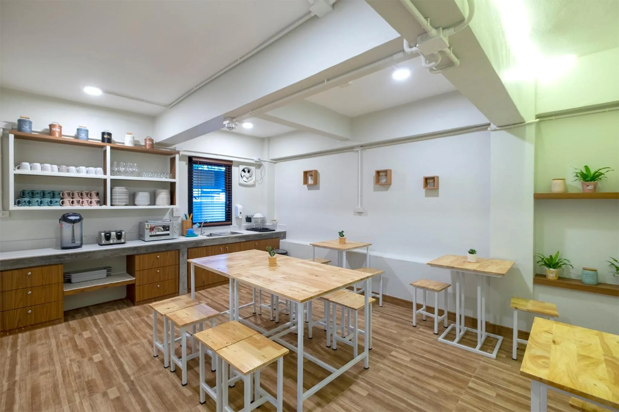 Communal kitchen in BED Friends Poshtel