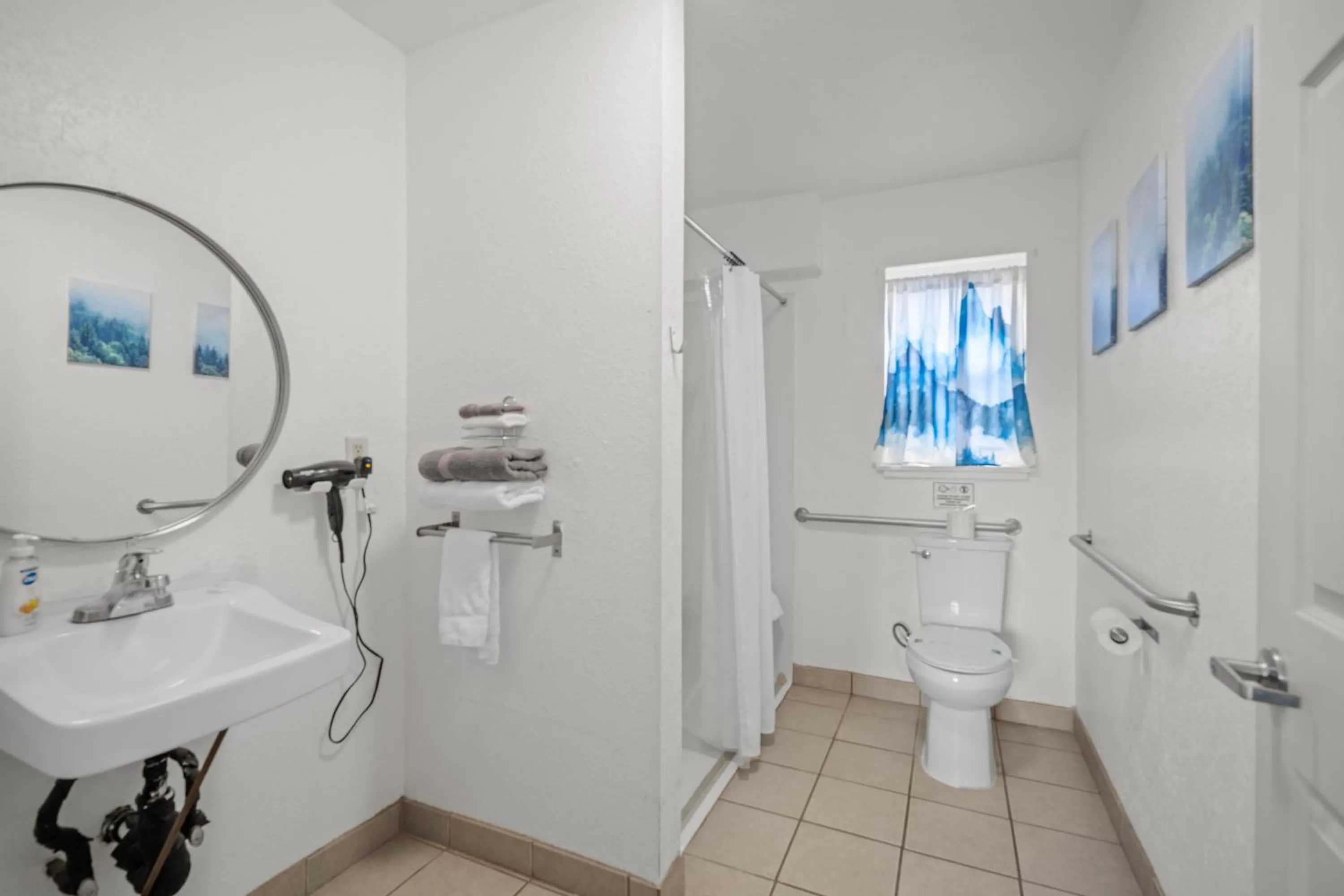 Bathroom in Bluebird Day Inn & Suites