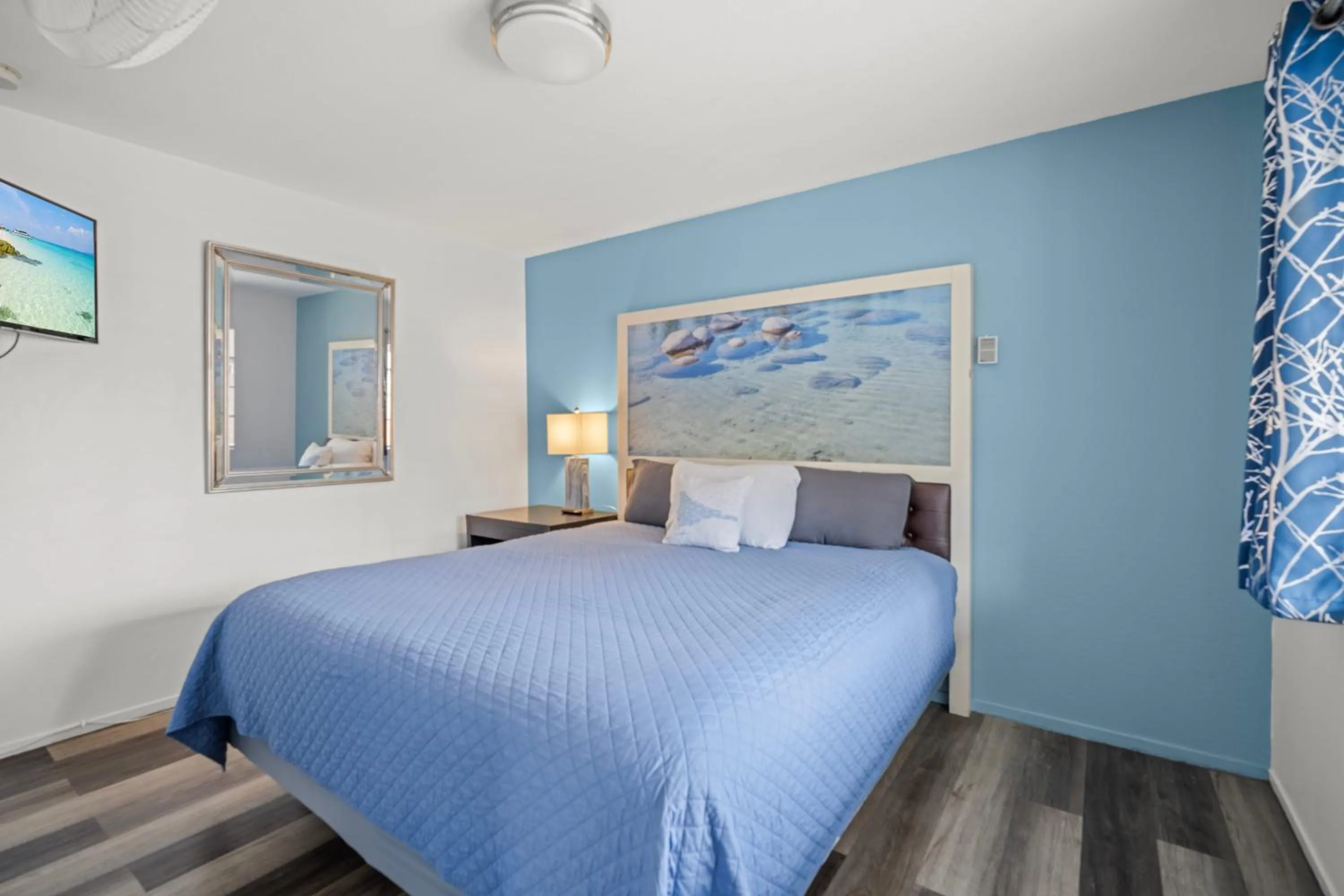 Bed in Bluebird Day Inn & Suites