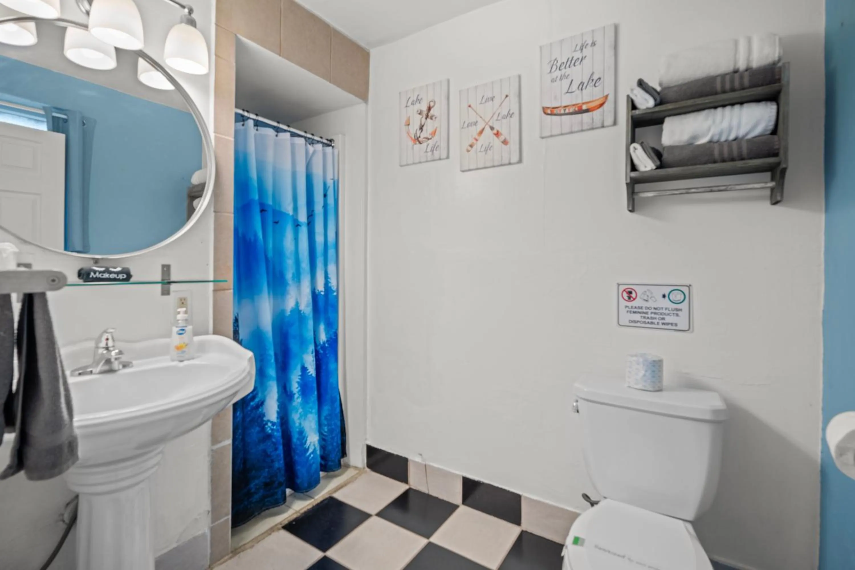 Bathroom in Bluebird Day Inn & Suites