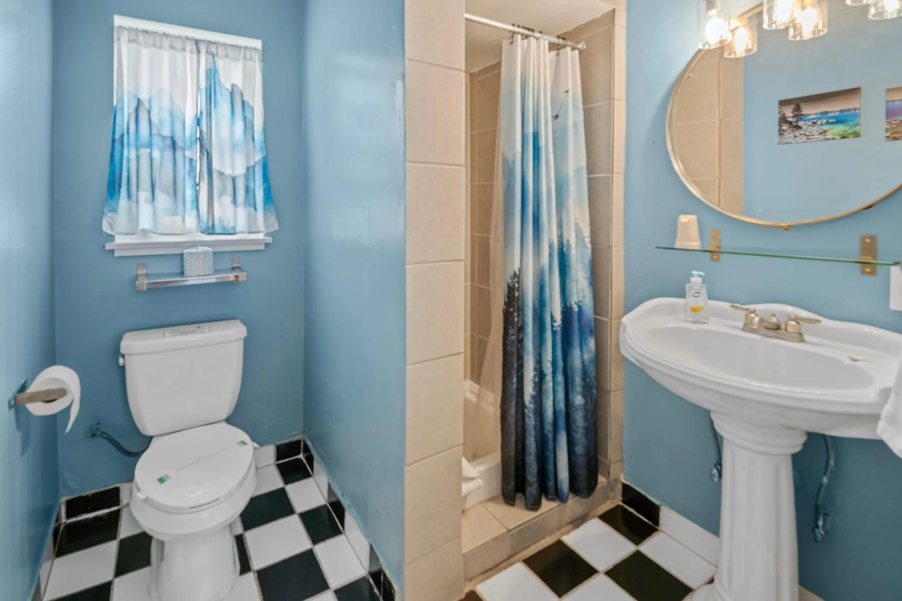 Bathroom in Bluebird Day Inn & Suites