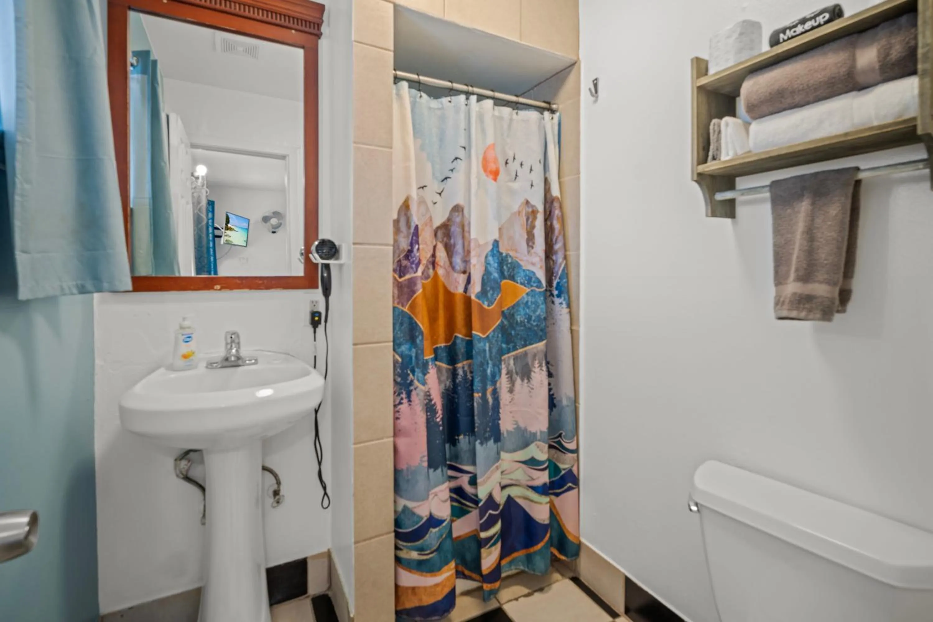 Bathroom in Bluebird Day Inn & Suites