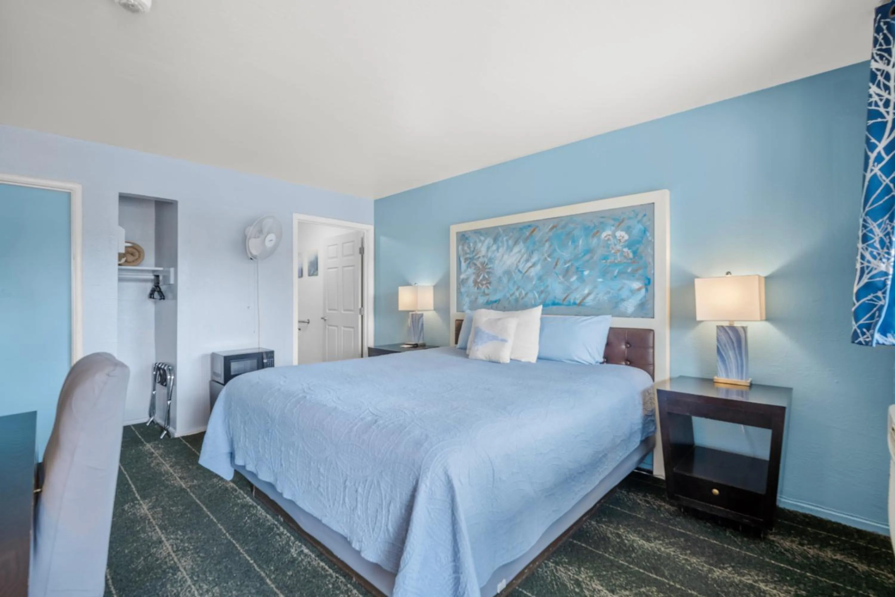 Bed in Bluebird Day Inn & Suites