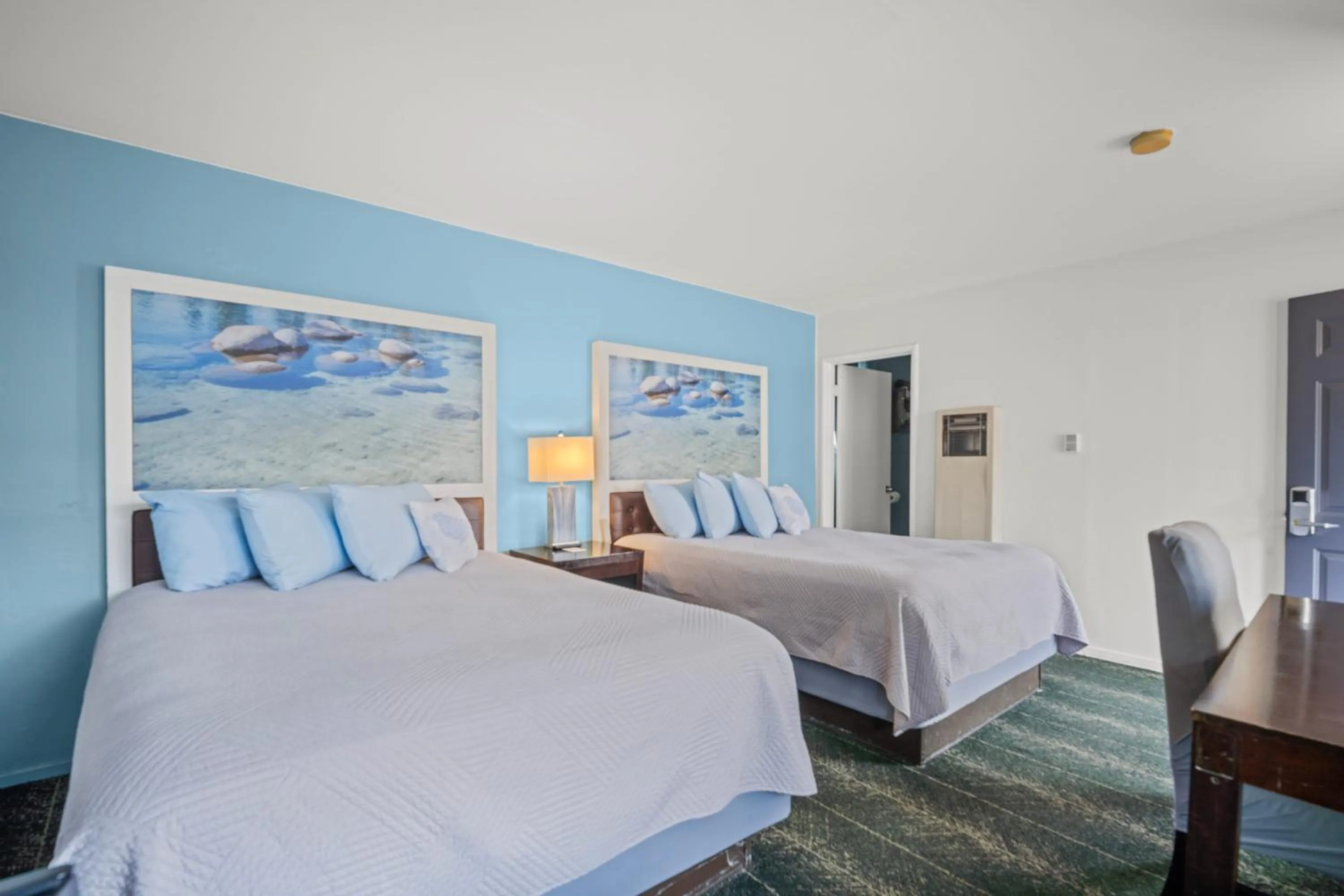 Bed in Bluebird Day Inn & Suites