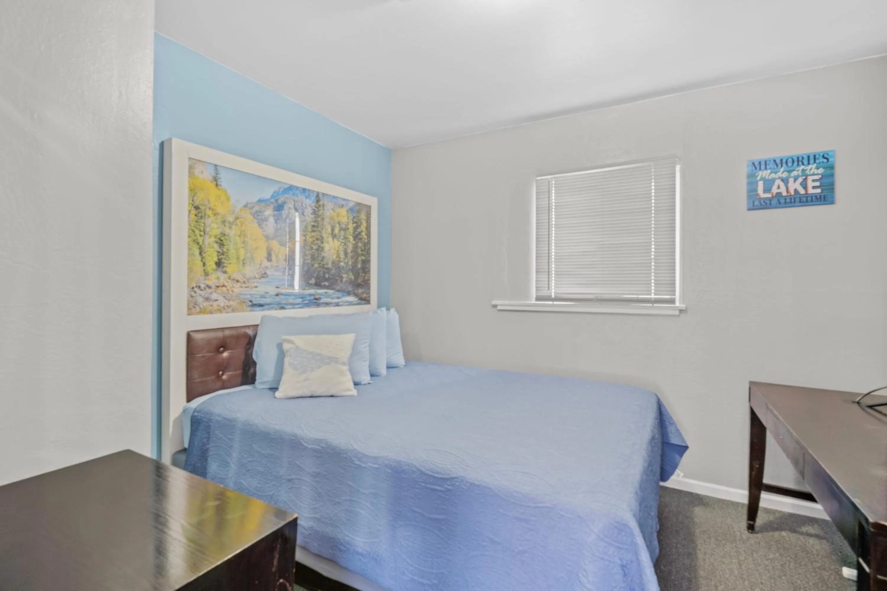 Bedroom, Bed in Bluebird Day Inn & Suites