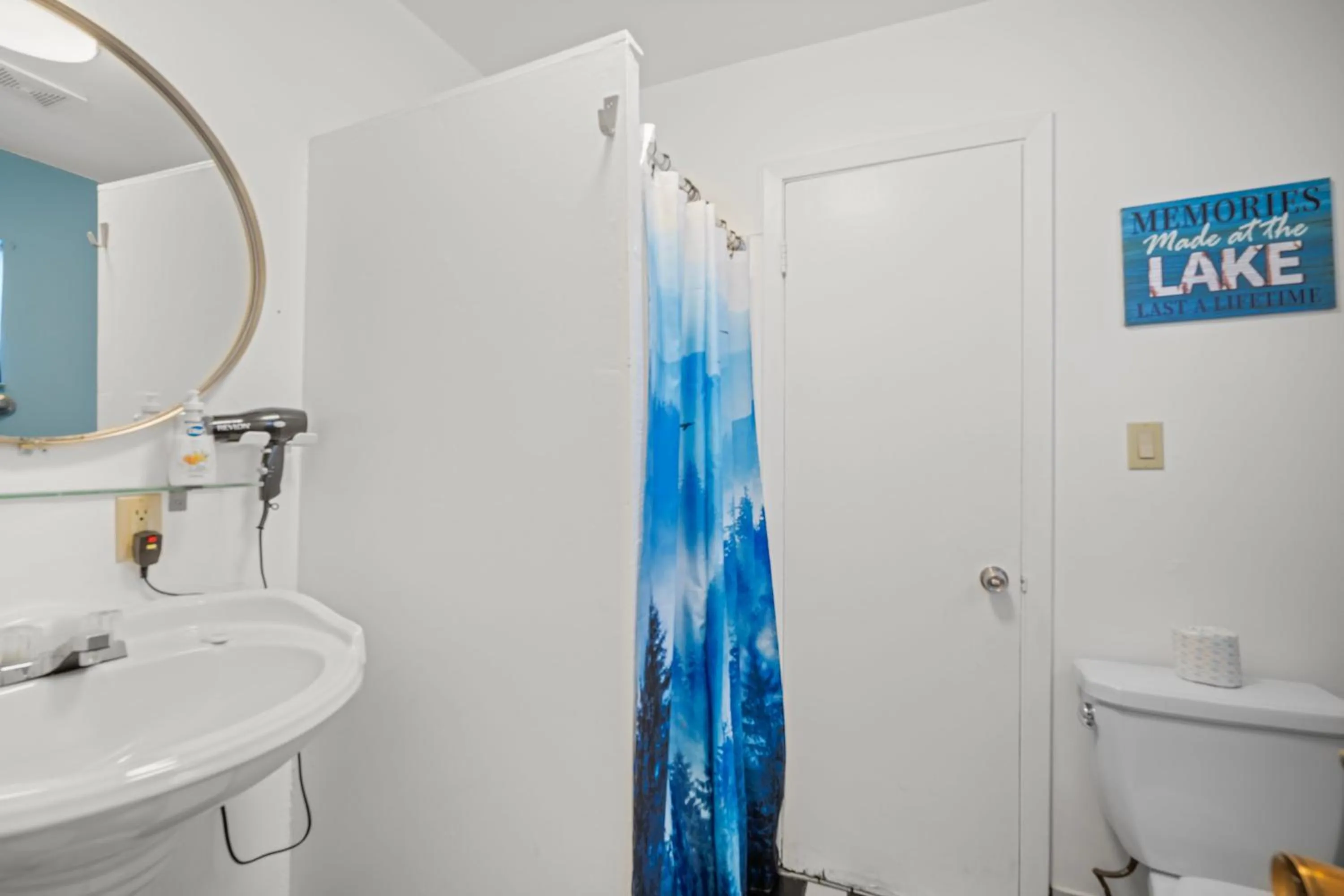 Bathroom in Bluebird Day Inn & Suites