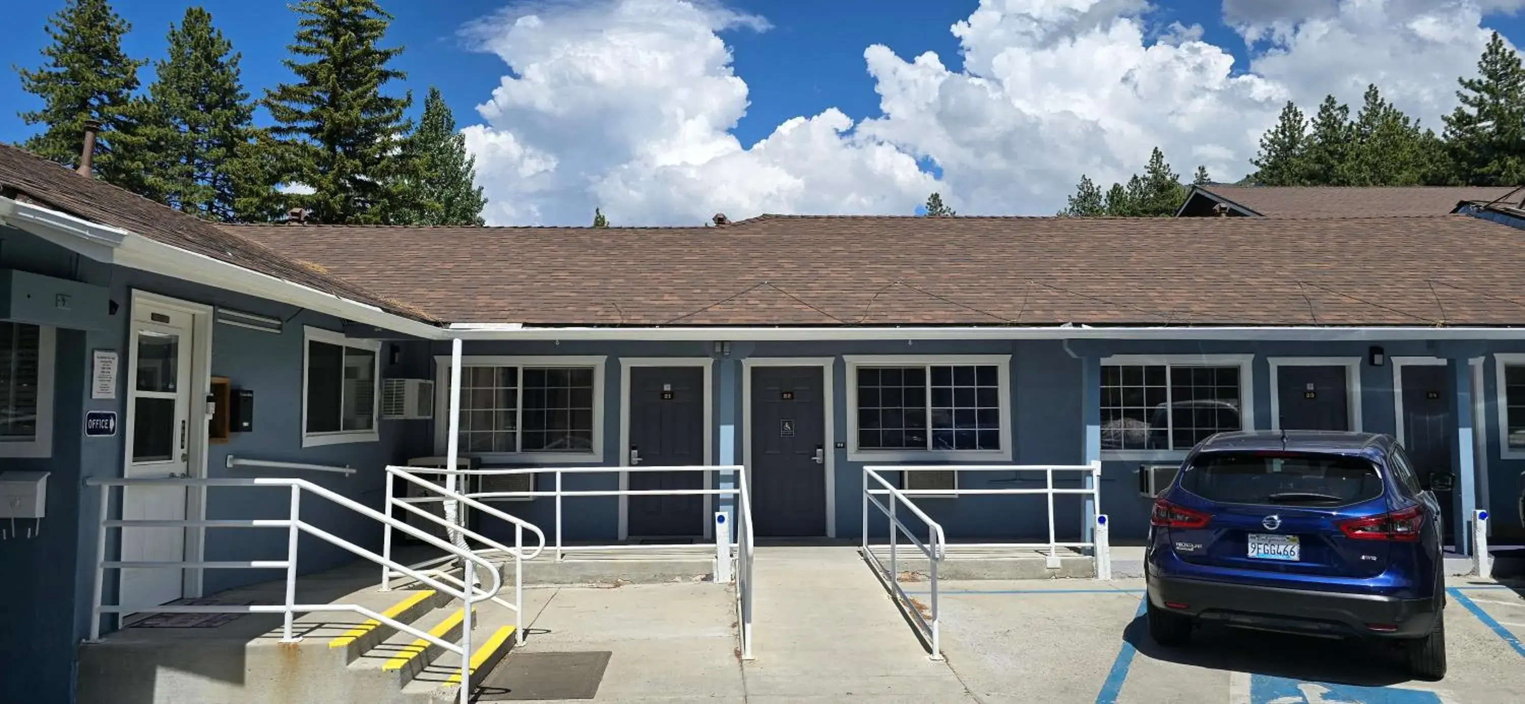 Property building in Bluebird Day Inn & Suites Property building in Bluebird Day Inn & Suites