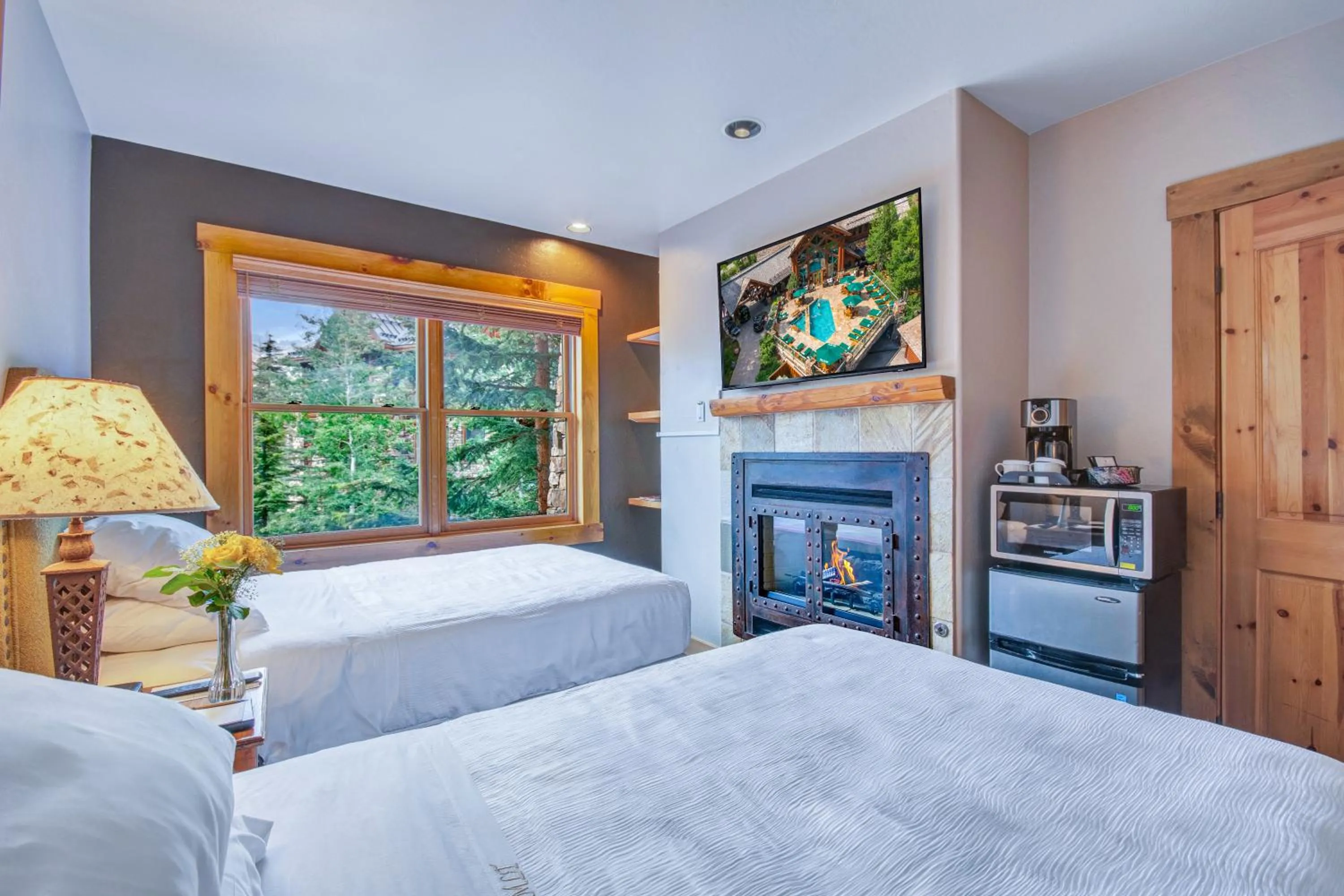 Bedroom, Bed in Mountain Lodge Telluride