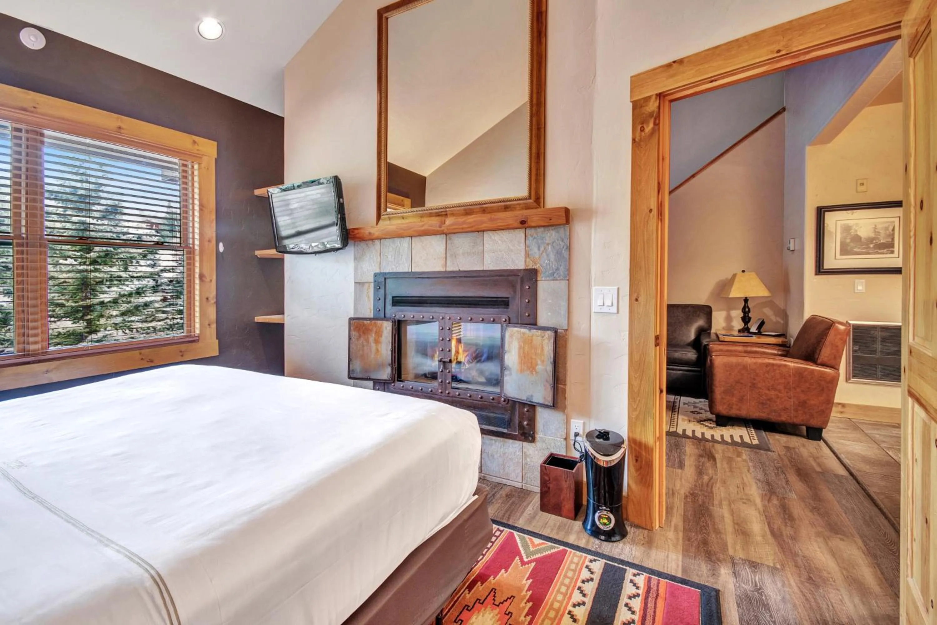 Bedroom, Bed in Mountain Lodge Telluride