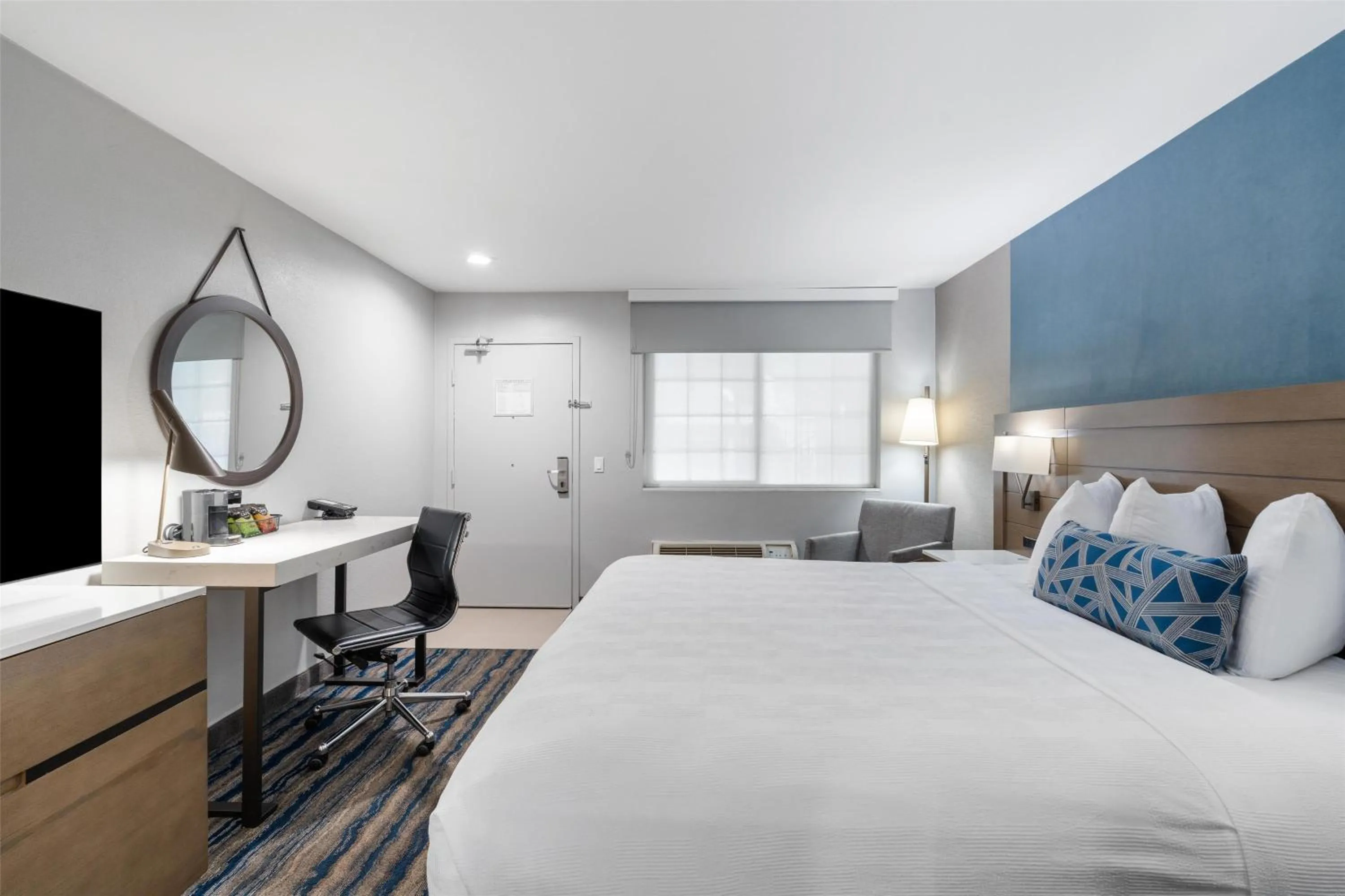 Bedroom, Bed in Best Western San Diego/Miramar Hotel