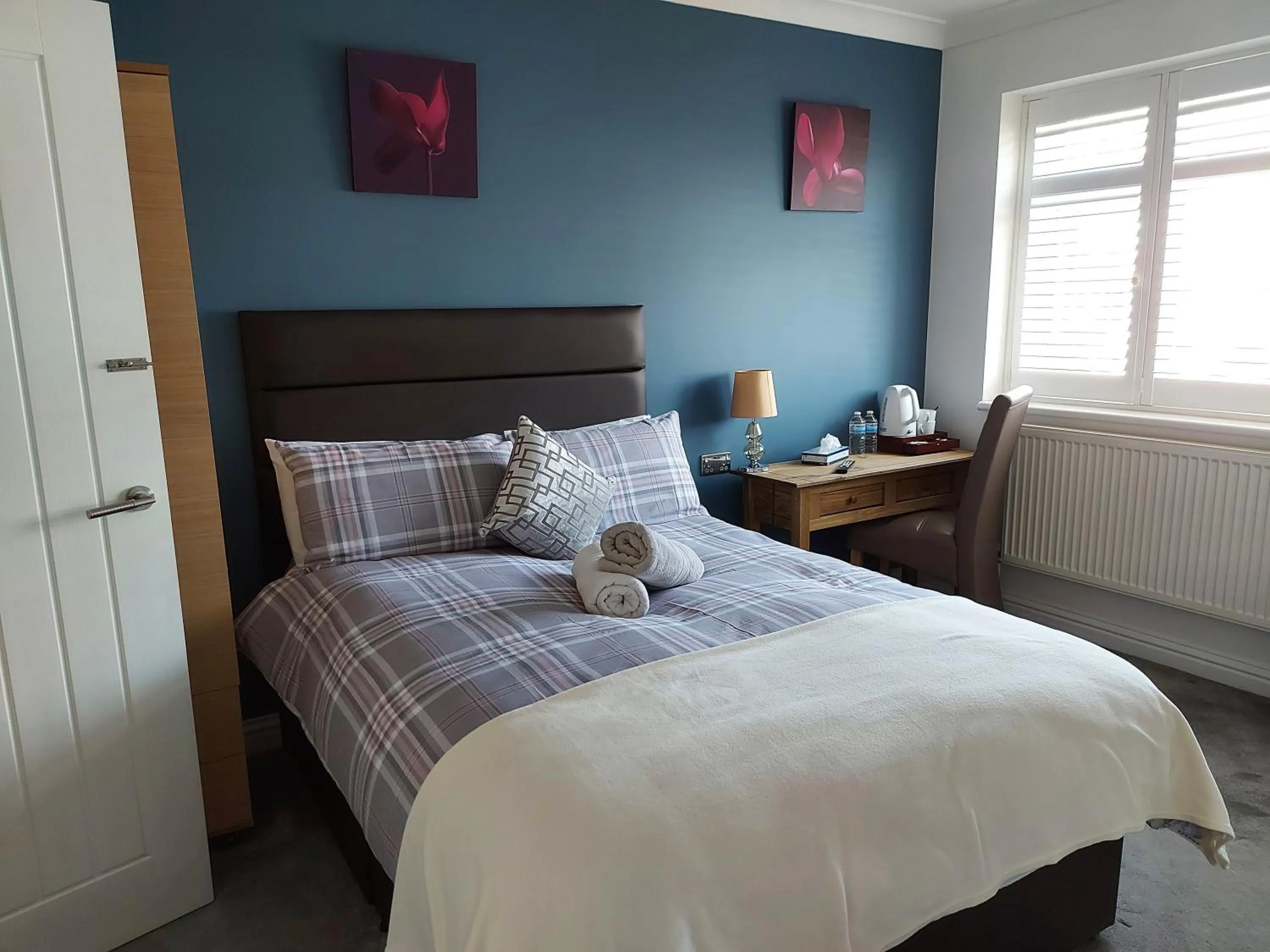 Bedroom, Bed in Apple House Wembley