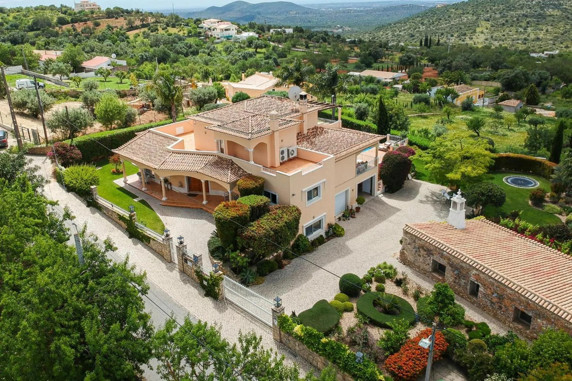 Property building in Casa Mocho Branco