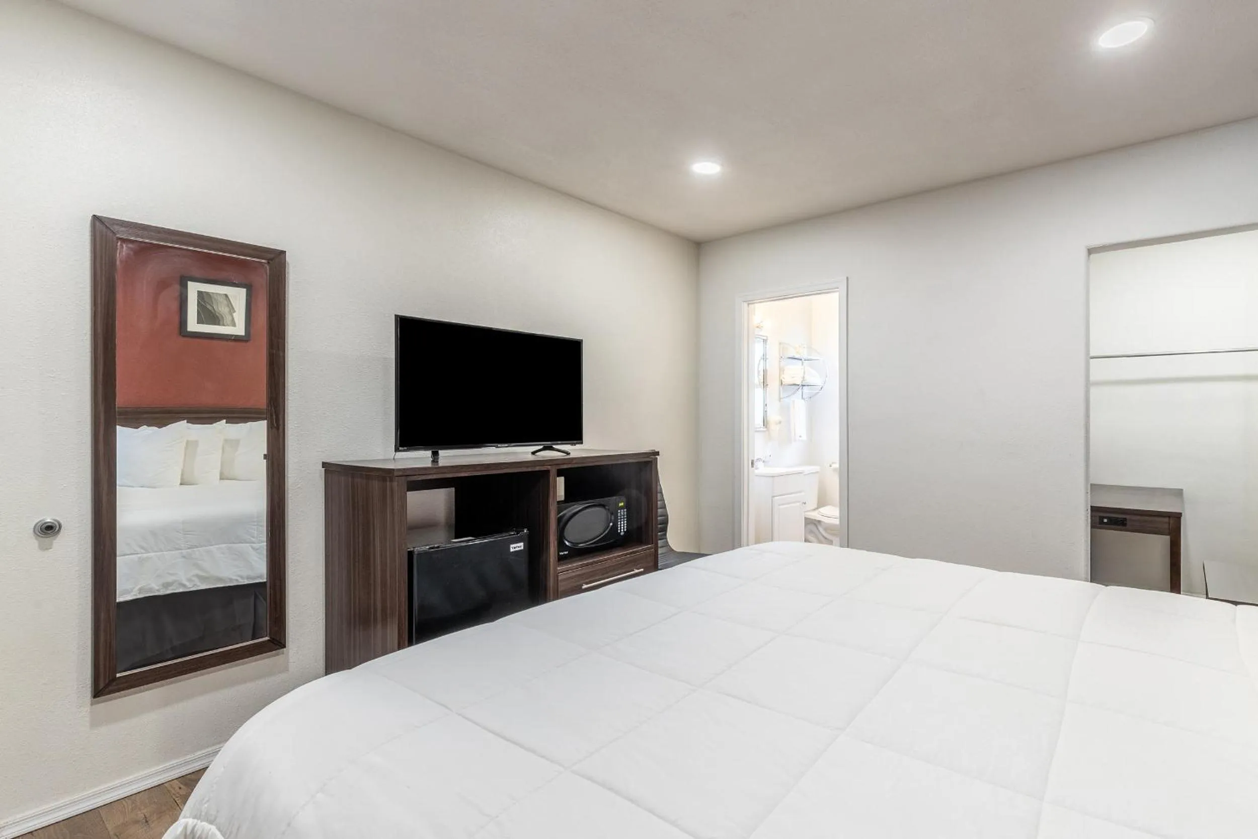 Photo of the whole room, Bed in Econo Lodge Needles