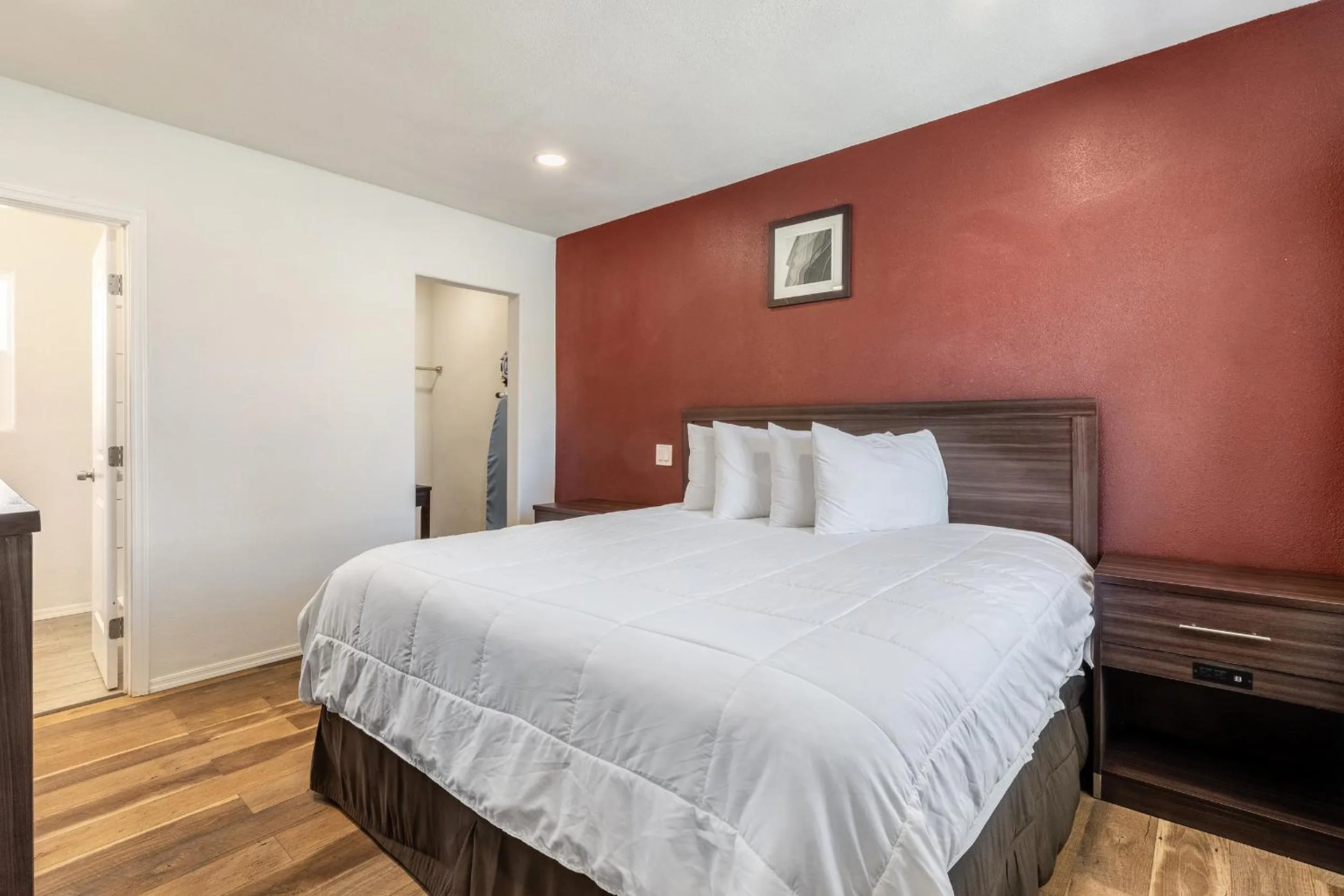 Bed in Econo Lodge Needles