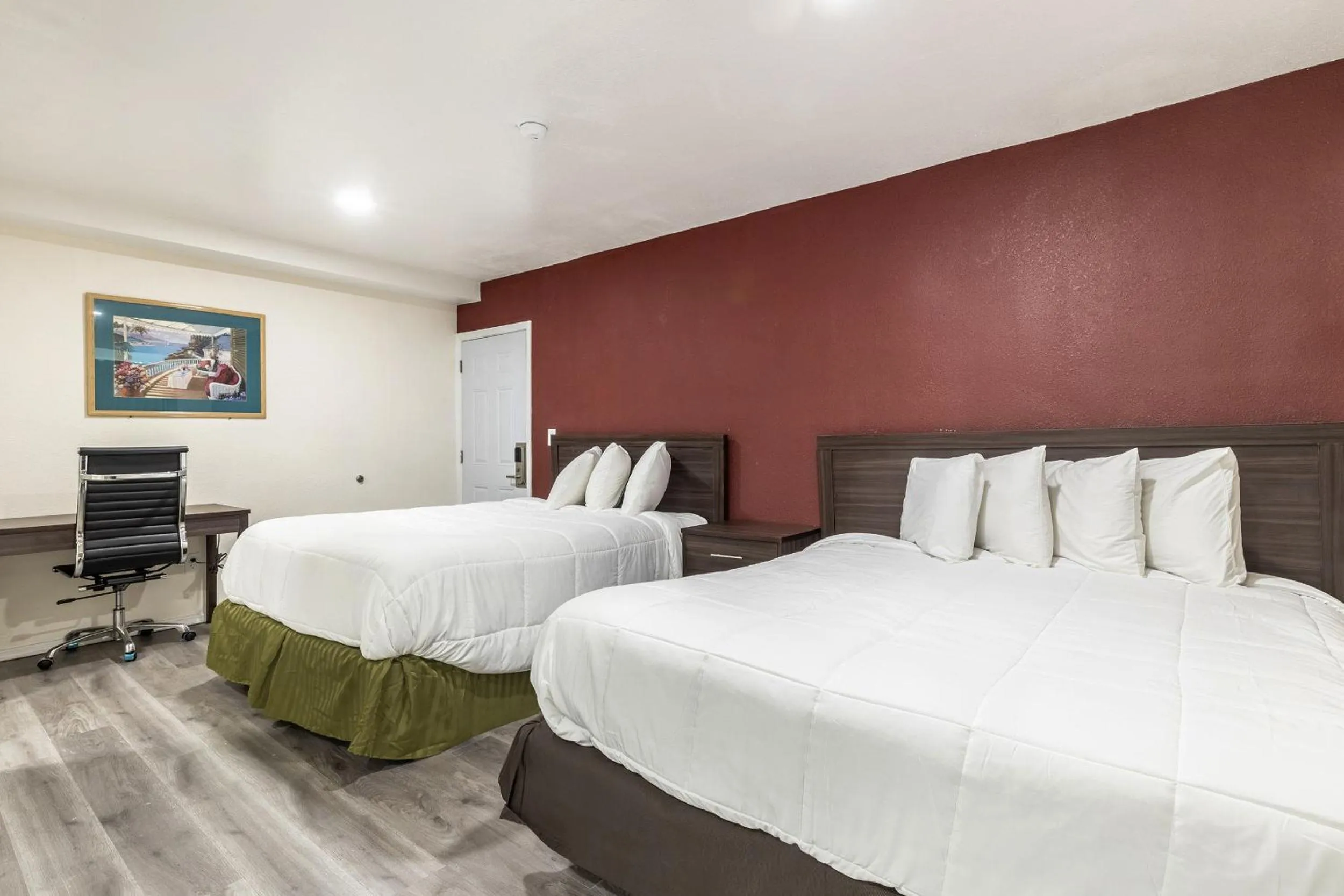 Bedroom, Bed in Econo Lodge Needles