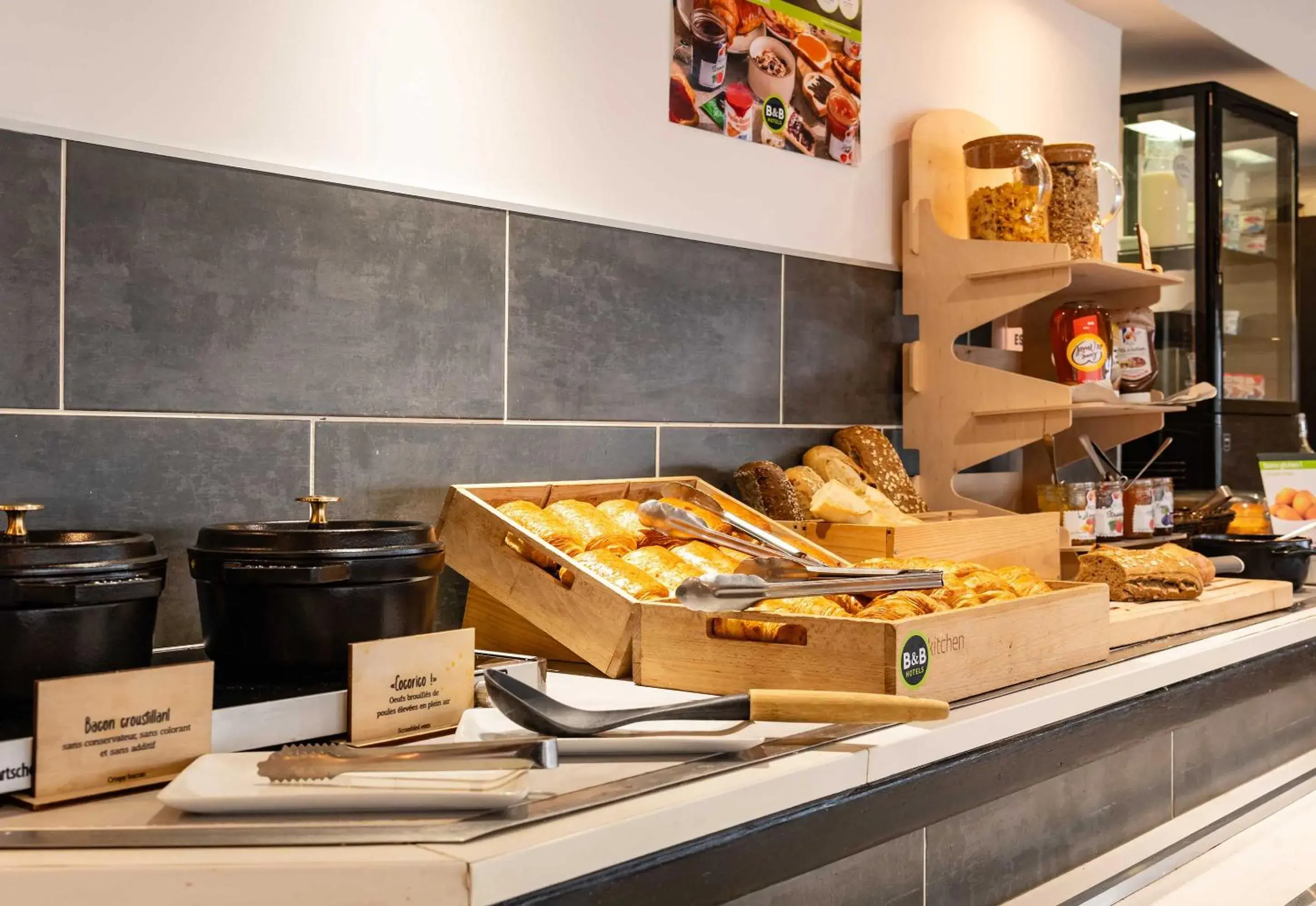 Buffet breakfast in B&B HOTEL Grenoble Université 2 Buffet breakfast in B&B HOTEL Grenoble Université 2