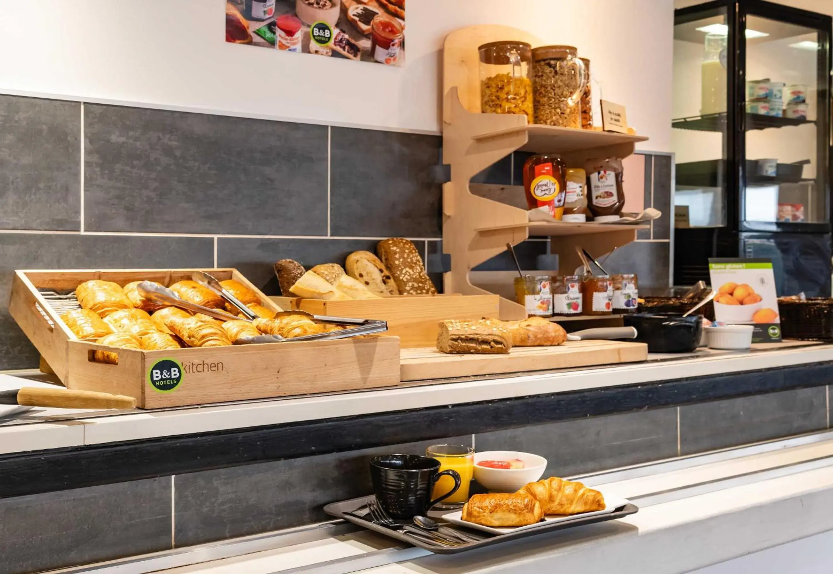 Buffet breakfast in B&B HOTEL Grenoble Université 2 Buffet breakfast in B&B HOTEL Grenoble Université 2