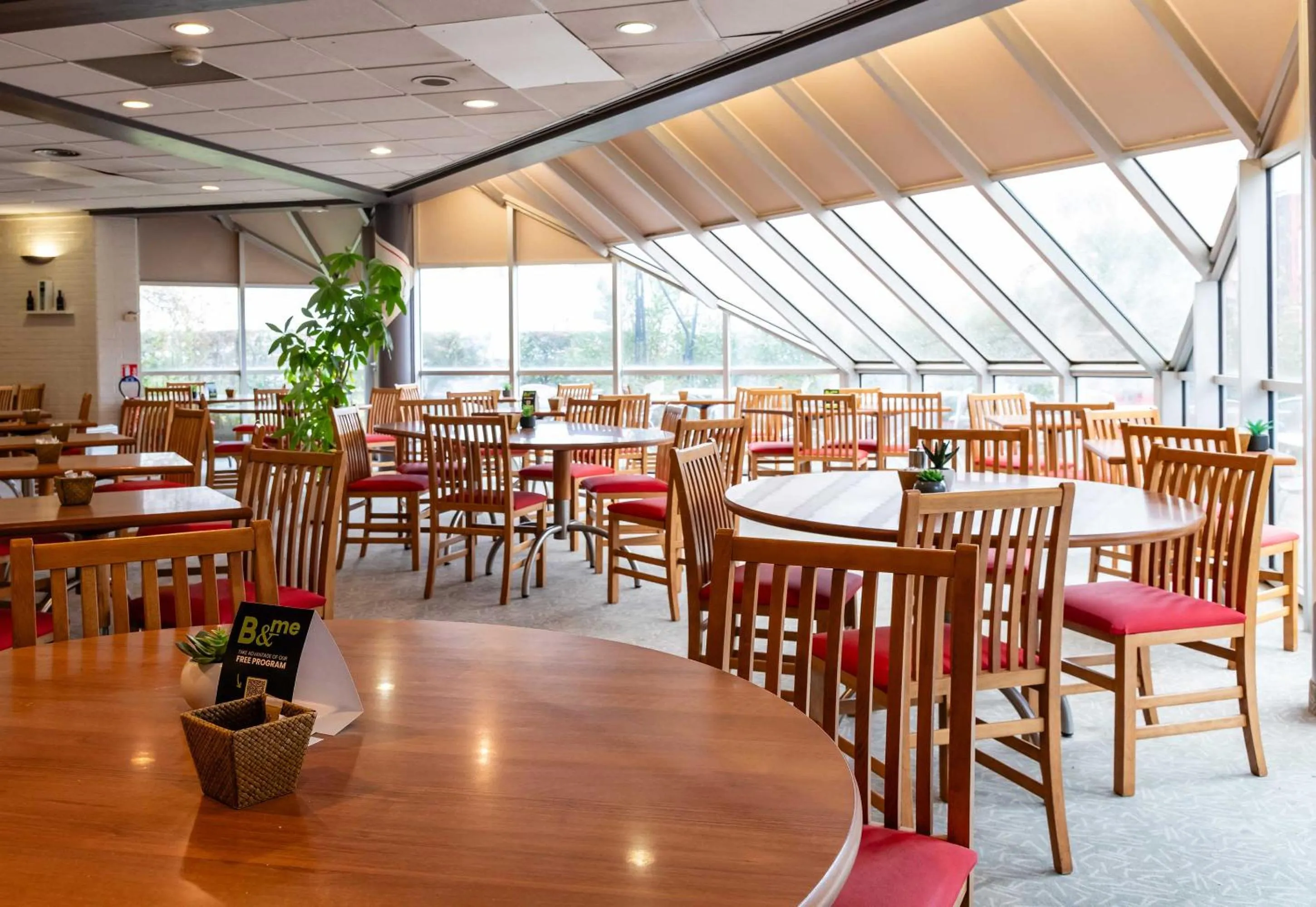 Restaurant/places to eat in B&B HOTEL Grenoble Université 2