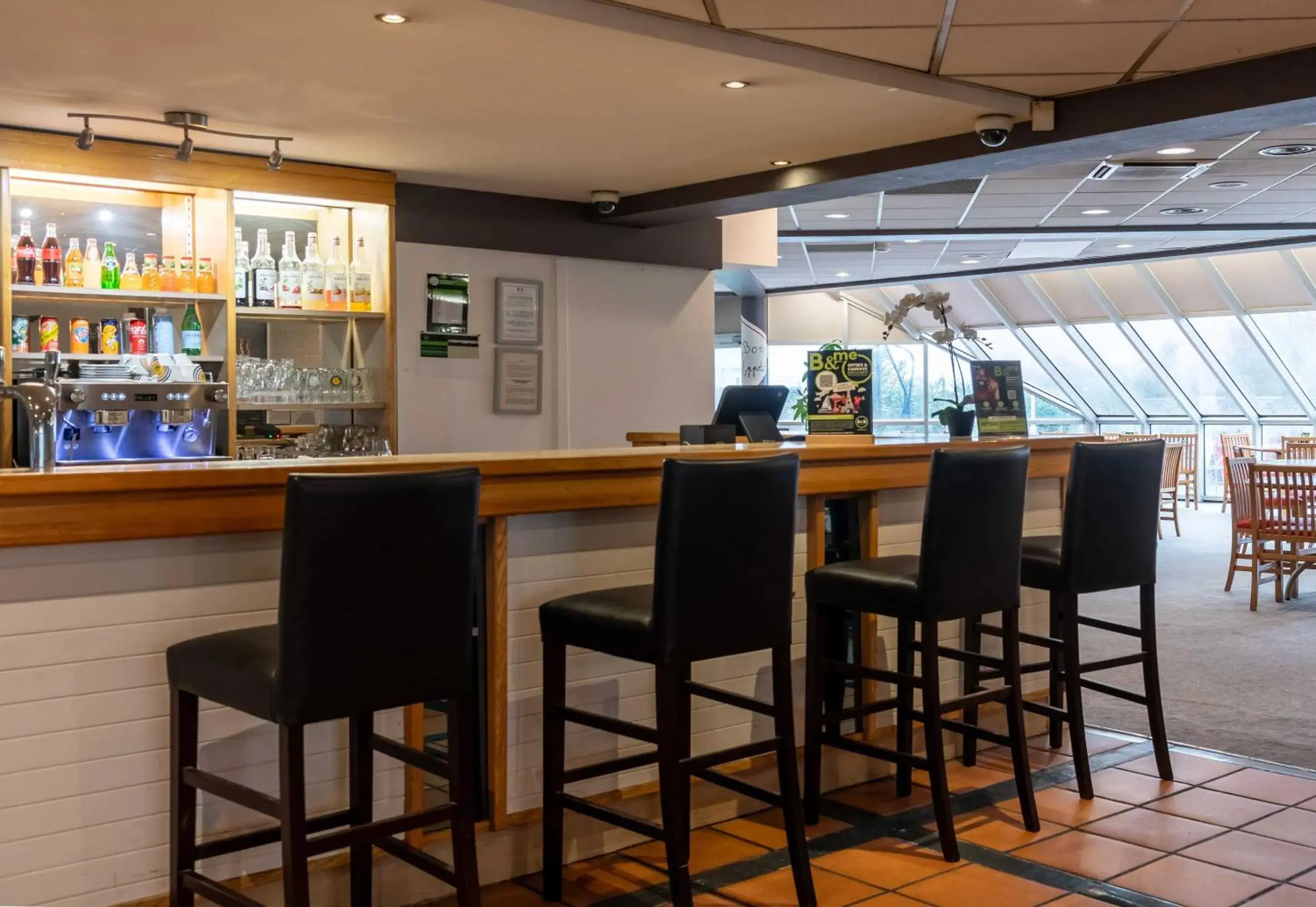 Lounge or bar in B&B HOTEL Grenoble Université 2 Lounge or bar in B&B HOTEL Grenoble Université 2