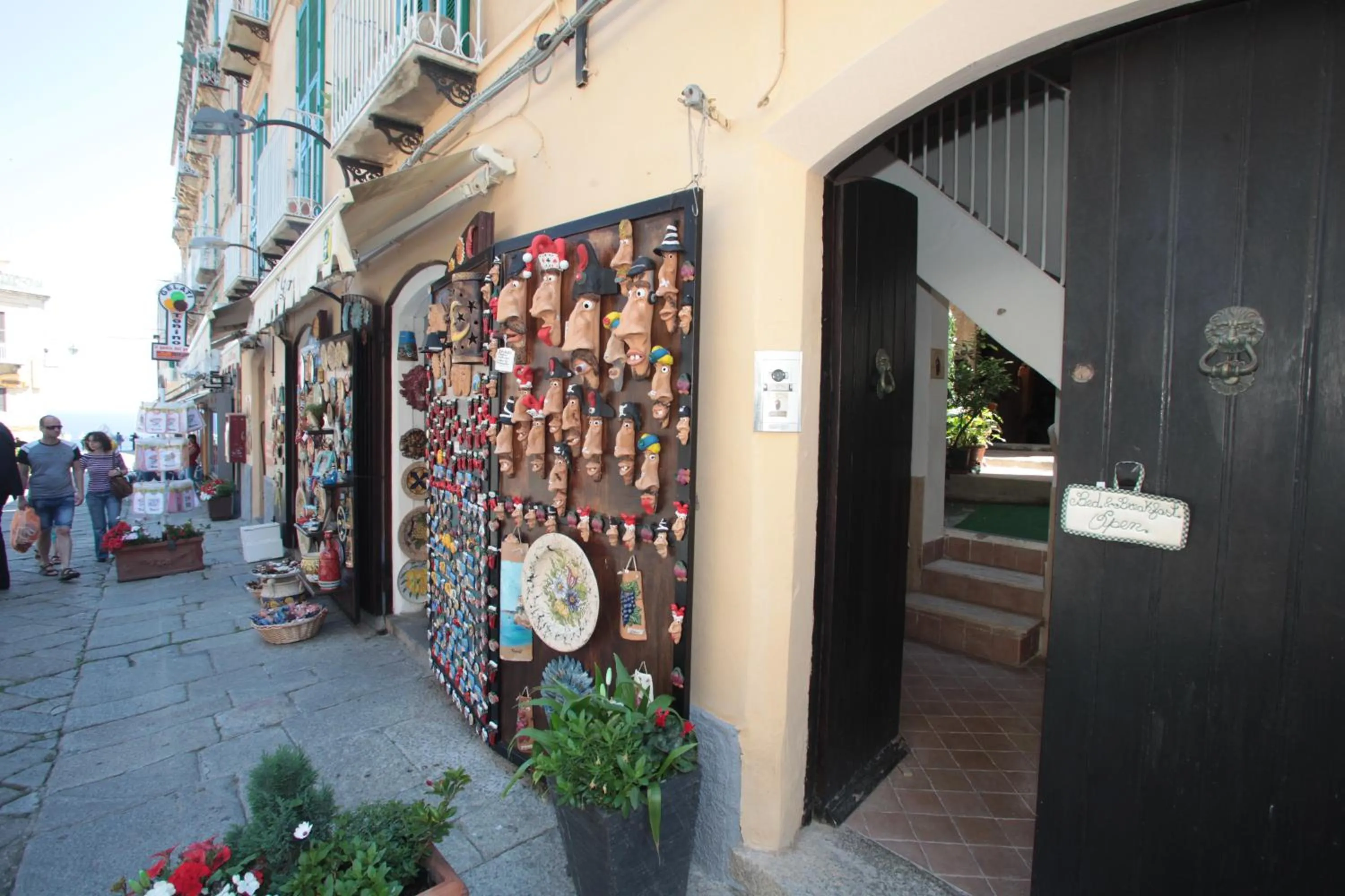 Facade/entrance in Donnaciccina Accomodation