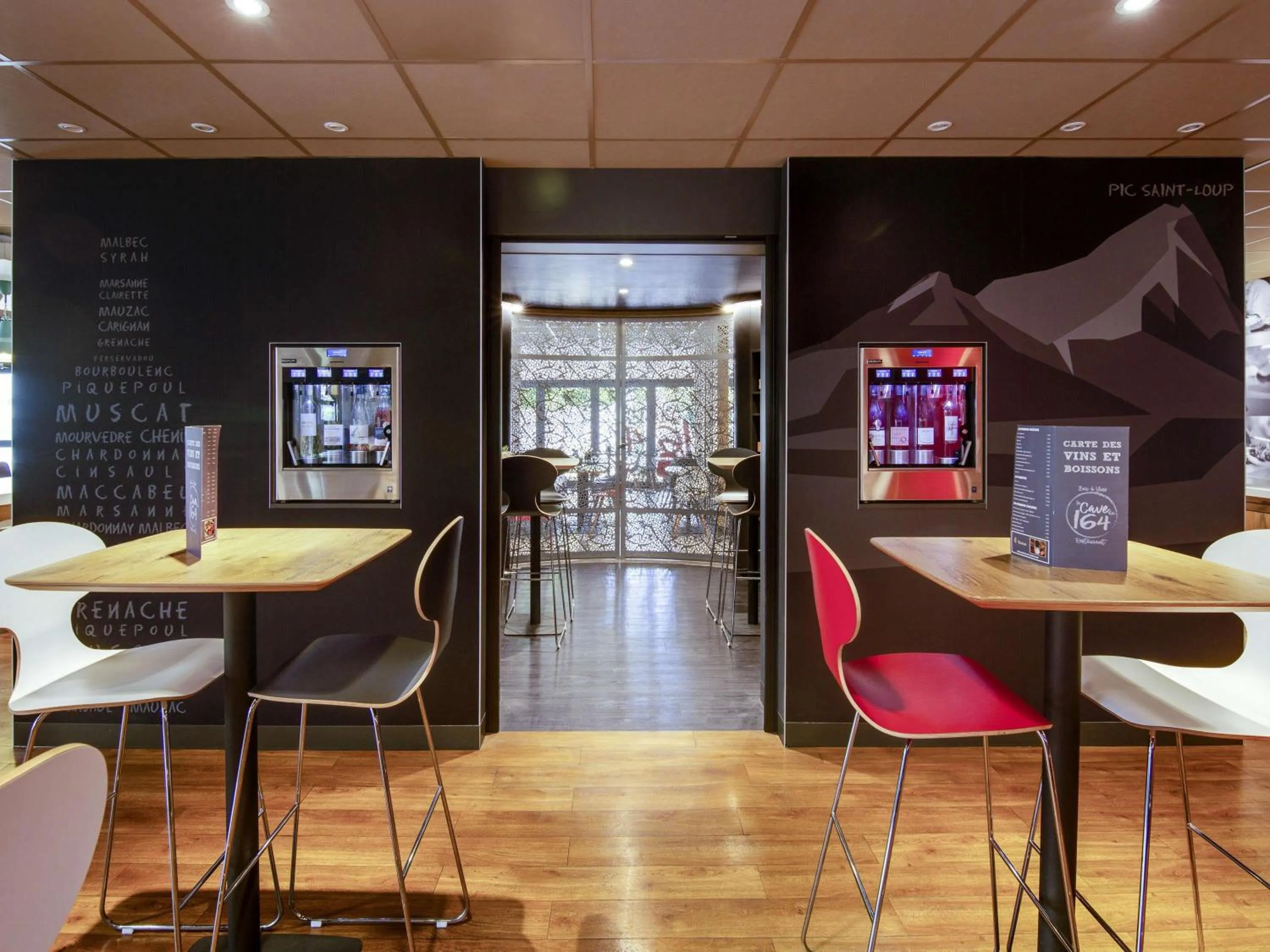 Lounge or bar in ibis Montpellier Sud