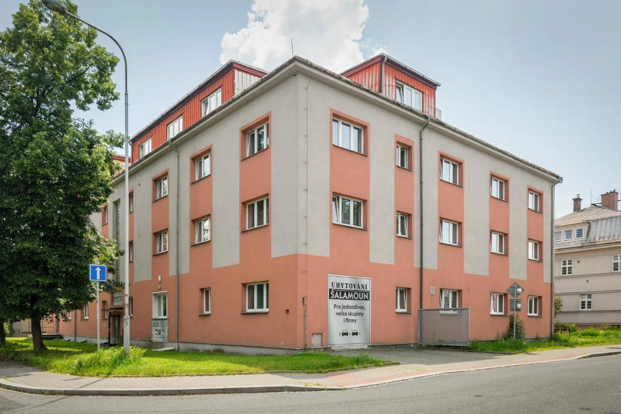 Property building in Hostel na Šalamouně