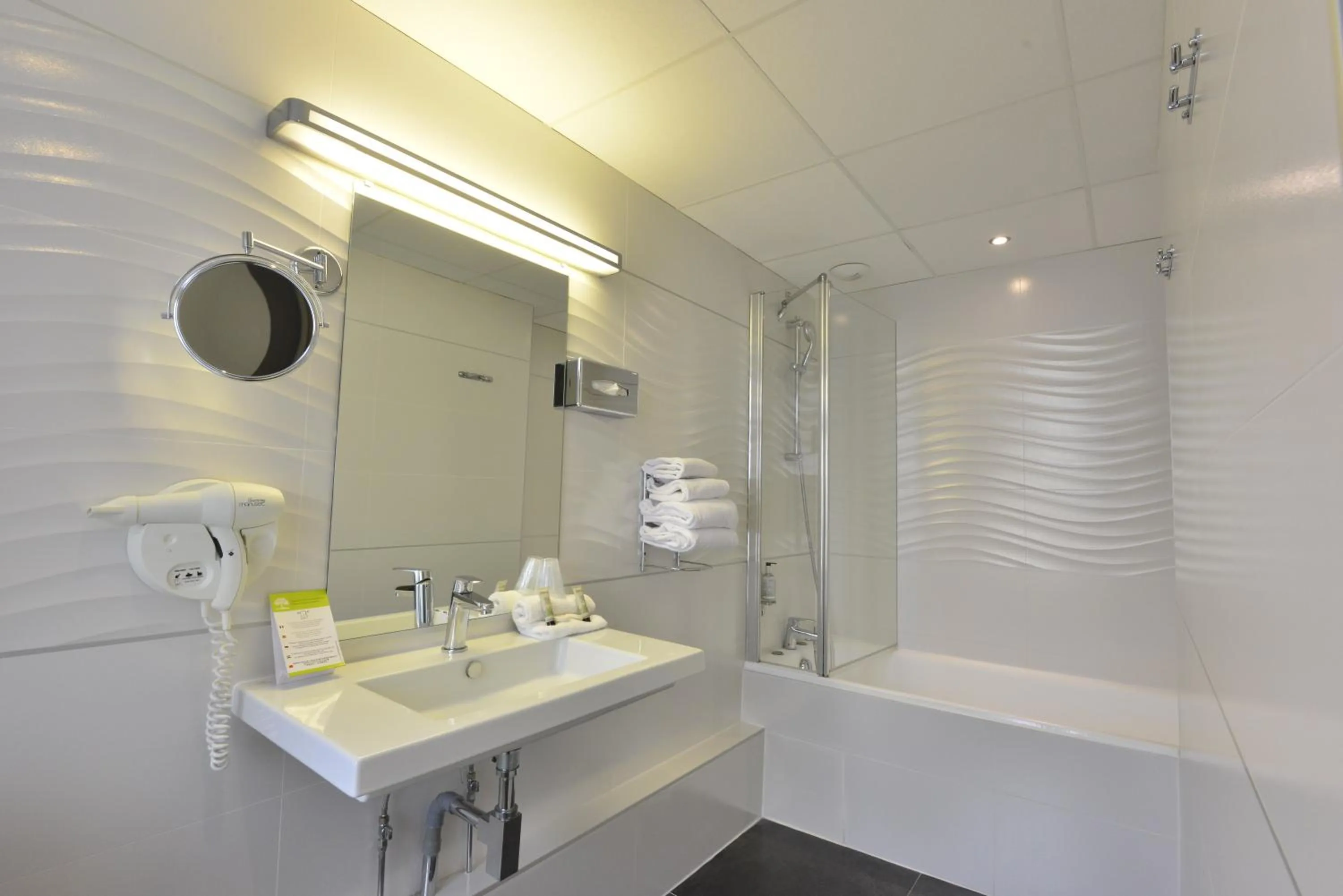 Bathroom in Hôtel Concordia Le Mans Centre Gare