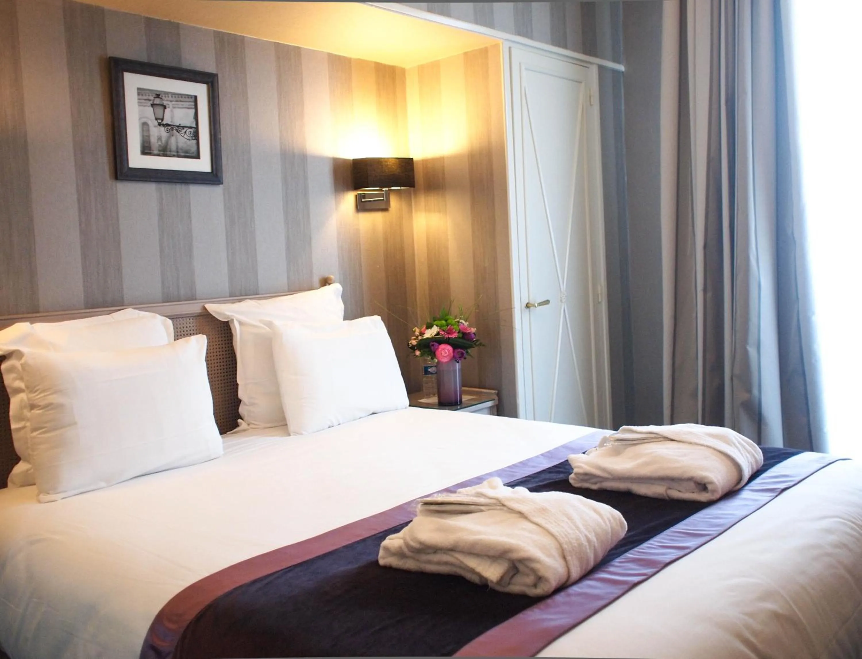 Bedroom, Bed in Hôtel Concordia Le Mans Centre Gare