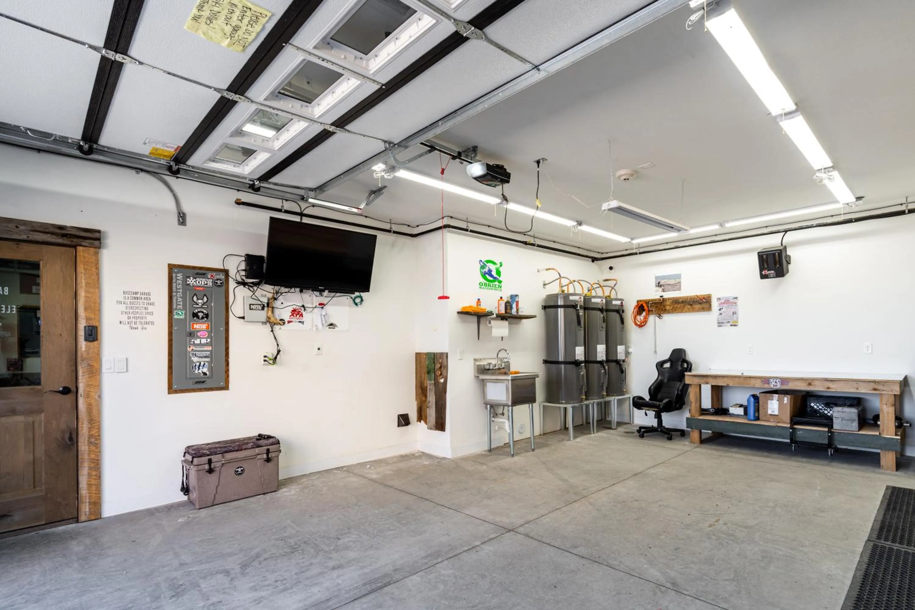 TV and multimedia in The Adventure Inn Yellowstone