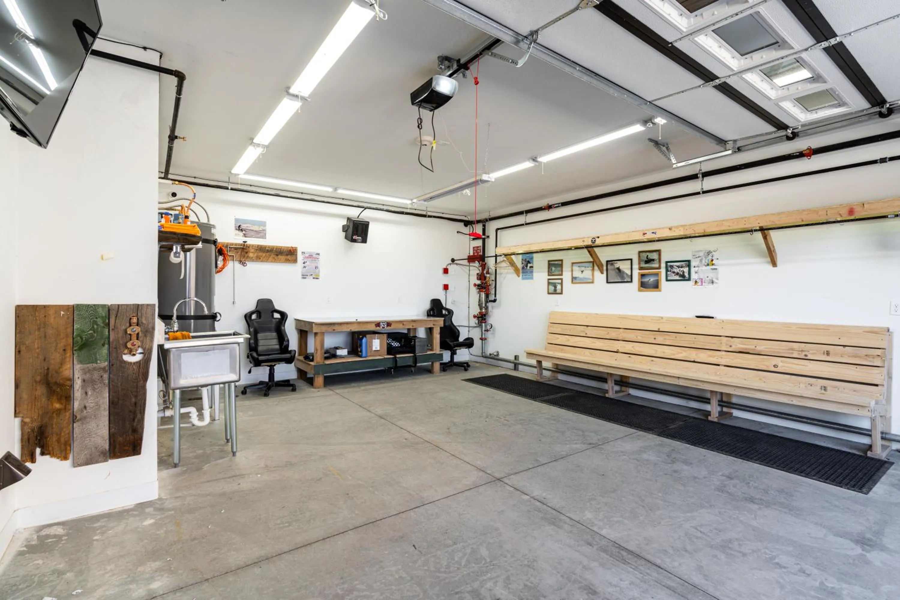 Communal lounge/ TV room in The Adventure Inn Yellowstone